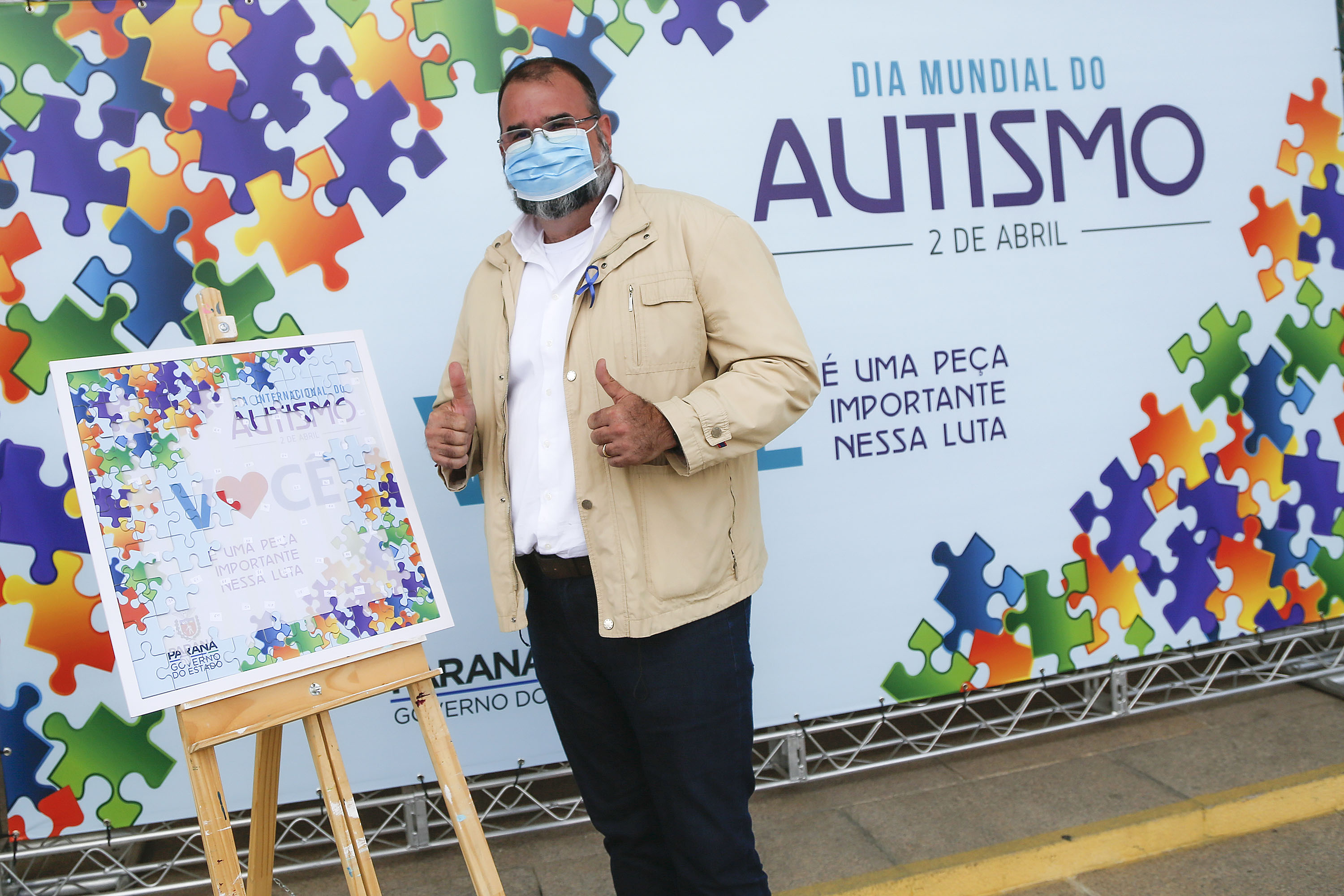 Noventa peças formam o quebra-cabeça que uniu autoridades do Paraná em prol da conscientização sobre o Transtorno do Espectro Autista, nesta segunda-feira (5). Em uma ação organizada pela Superintendência Geral de Ação Solidária do Governo do Estado (SGAS), o governador Carlos Massa Ratinho Junior, secretários de Estado e chefes de outros poderes compareceram ao Palácio Iguaçu para montarem uma peça do mosaico que serve de metáfora para a complexidade do autismo.Foto: Jonathan Campos/AEN