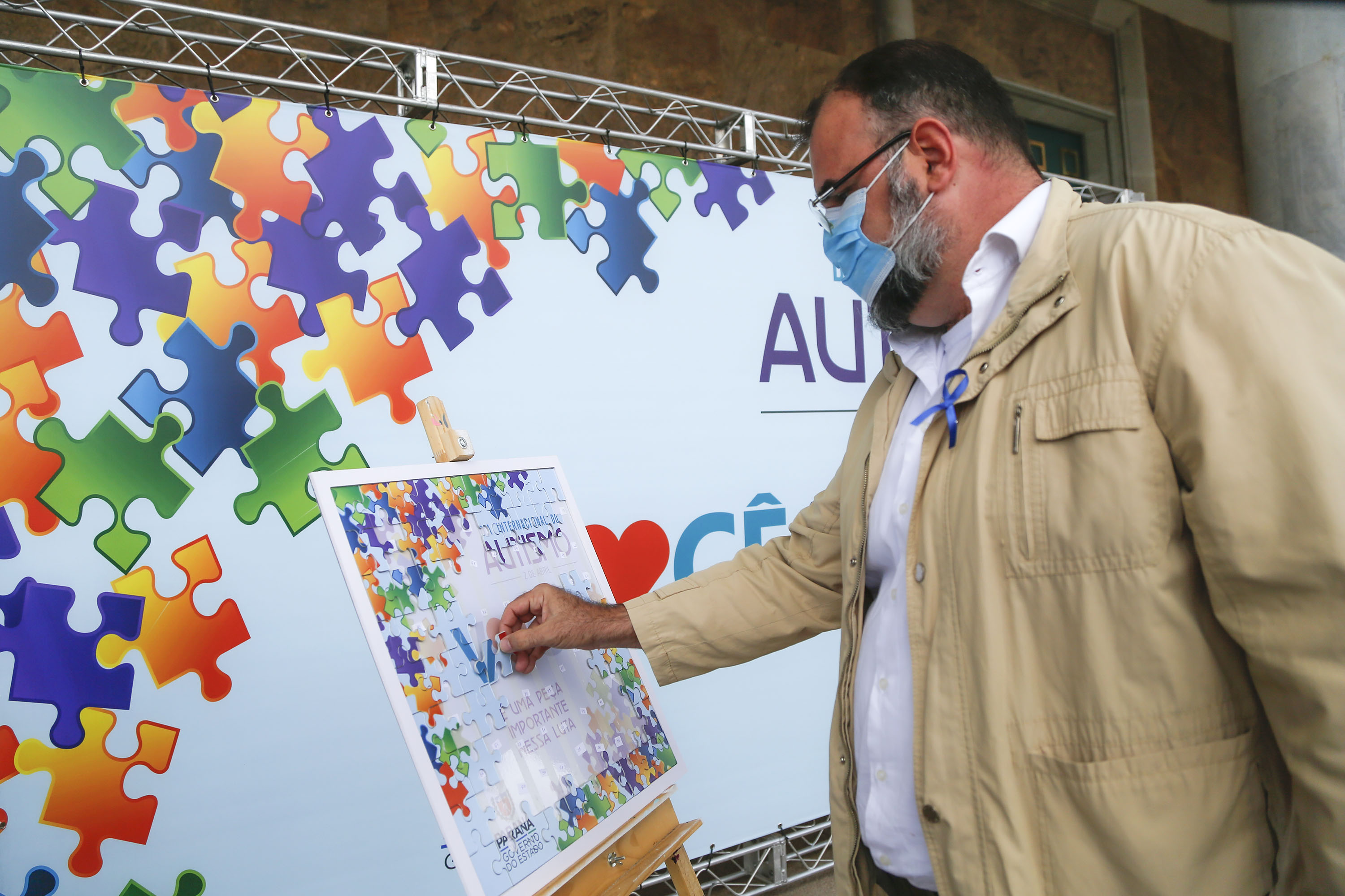 Noventa peças formam o quebra-cabeça que uniu autoridades do Paraná em prol da conscientização sobre o Transtorno do Espectro Autista, nesta segunda-feira (5). Em uma ação organizada pela Superintendência Geral de Ação Solidária do Governo do Estado (SGAS), o governador Carlos Massa Ratinho Junior, secretários de Estado e chefes de outros poderes compareceram ao Palácio Iguaçu para montarem uma peça do mosaico que serve de metáfora para a complexidade do autismo.Foto: Jonathan Campos/AEN