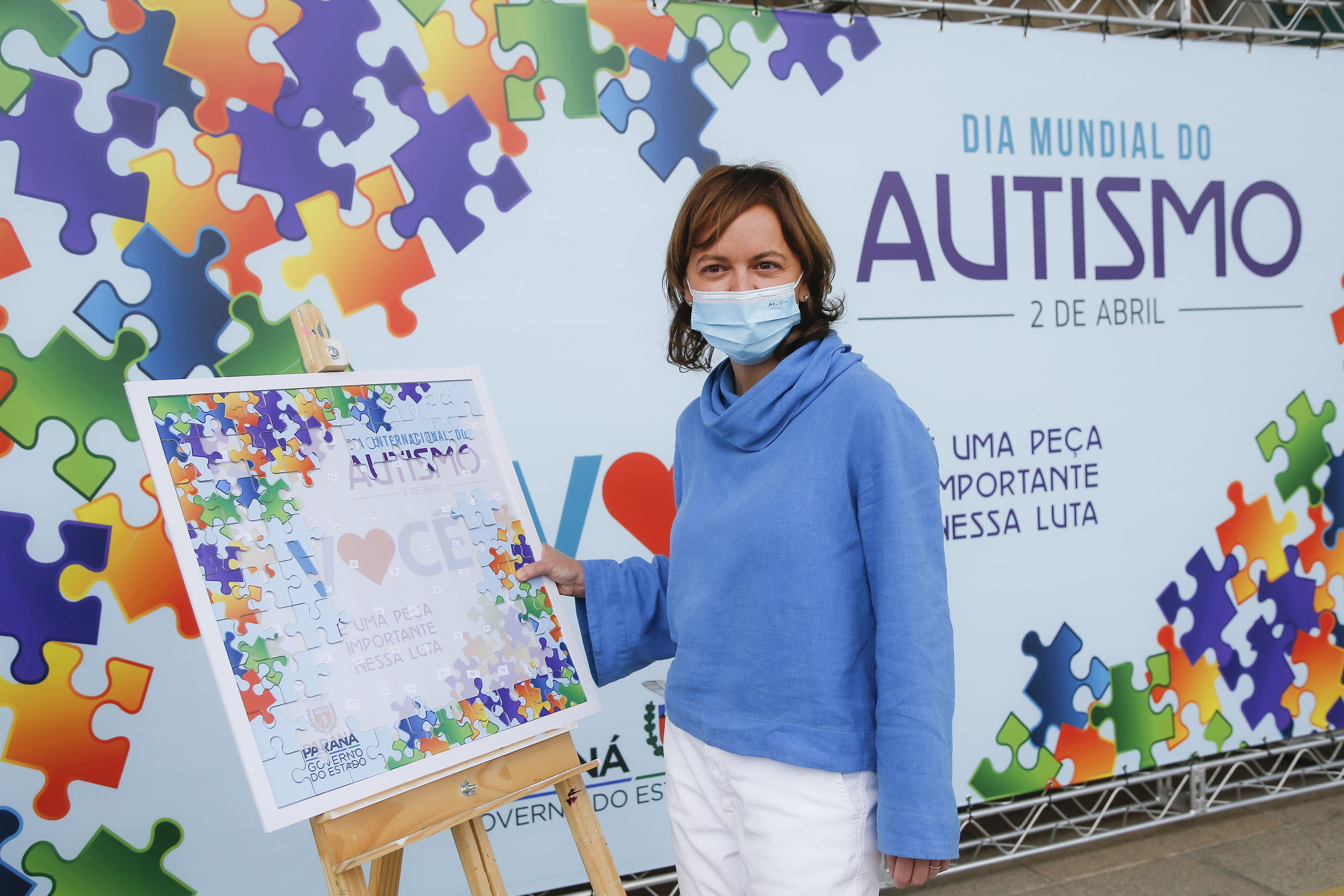 Noventa peças formam o quebra-cabeça que uniu autoridades do Paraná em prol da conscientização sobre o Transtorno do Espectro Autista, nesta segunda-feira (5). Em uma ação organizada pela Superintendência Geral de Ação Solidária do Governo do Estado (SGAS), o governador Carlos Massa Ratinho Junior, secretários de Estado e chefes de outros poderes compareceram ao Palácio Iguaçu para montarem uma peça do mosaico que serve de metáfora para a complexidade do autismo.Foto: Jonathan Campos/AEN