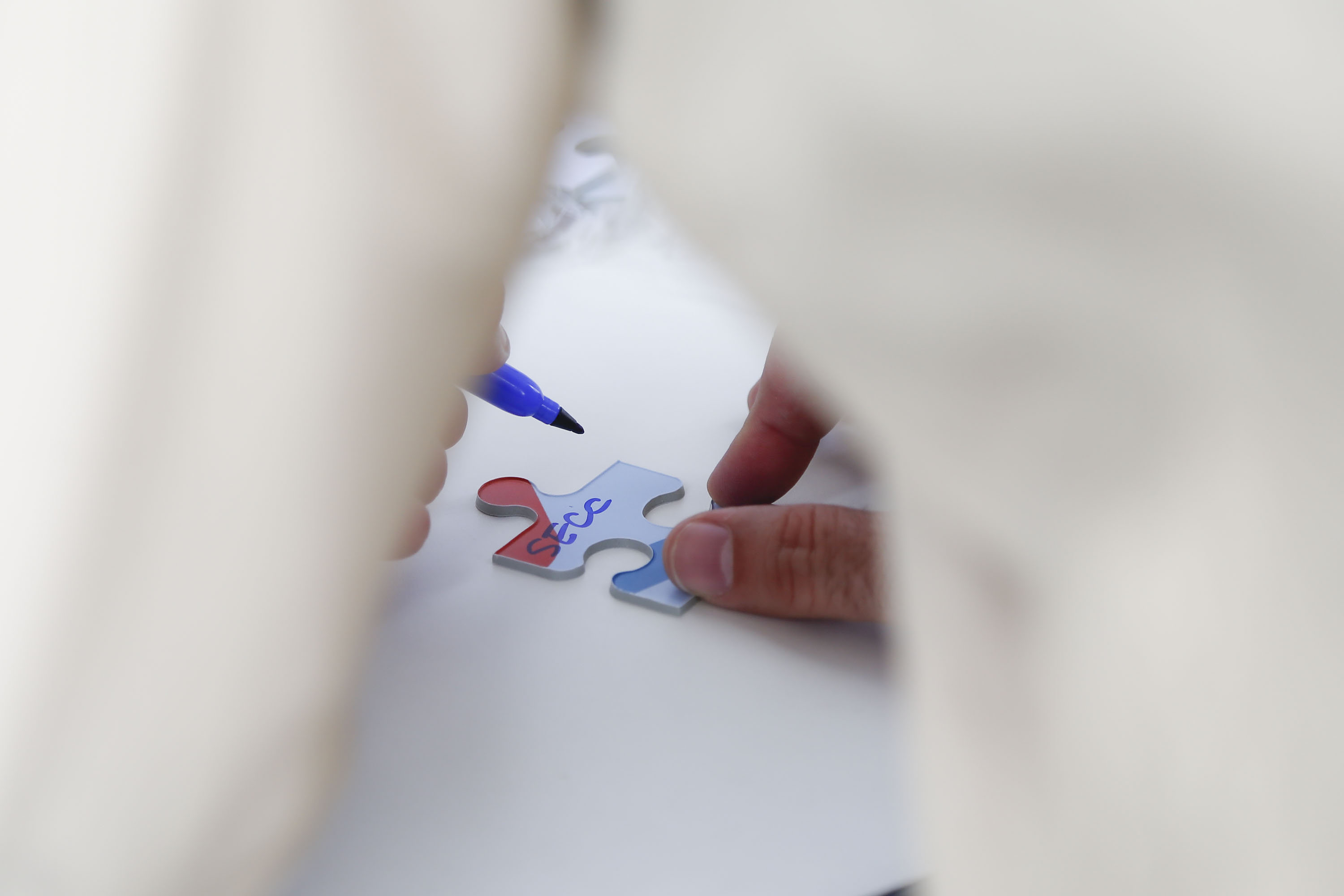 Noventa peças formam o quebra-cabeça que uniu autoridades do Paraná em prol da conscientização sobre o Transtorno do Espectro Autista, nesta segunda-feira (5). Em uma ação organizada pela Superintendência Geral de Ação Solidária do Governo do Estado (SGAS), o governador Carlos Massa Ratinho Junior, secretários de Estado e chefes de outros poderes compareceram ao Palácio Iguaçu para montarem uma peça do mosaico que serve de metáfora para a complexidade do autismo.Foto: Jonathan Campos/AEN