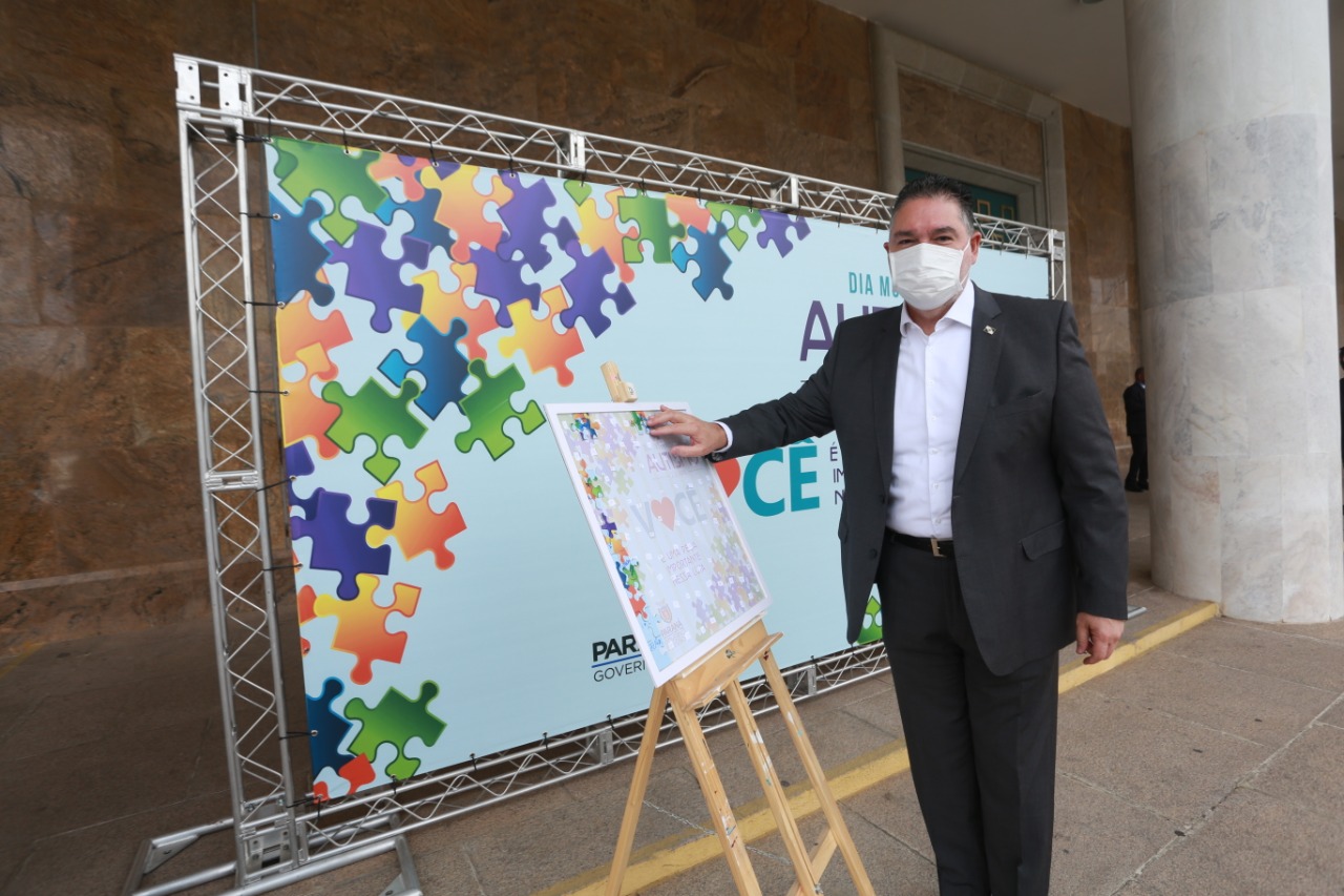 Noventa peças formam o quebra-cabeça que uniu autoridades do Paraná em prol da conscientização sobre o Transtorno do Espectro Autista, nesta segunda-feira (5). Em uma ação organizada pela Superintendência Geral de Ação Solidária do Governo do Estado (SGAS), o governador Carlos Massa Ratinho Junior, secretários de Estado e chefes de outros poderes compareceram ao Palácio Iguaçu para montarem uma peça do mosaico que serve de metáfora para a complexidade do autismo. Foto: Valdelino Pontes