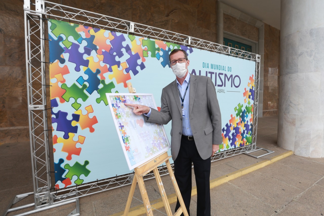 Noventa peças formam o quebra-cabeça que uniu autoridades do Paraná em prol da conscientização sobre o Transtorno do Espectro Autista, nesta segunda-feira (5). Em uma ação organizada pela Superintendência Geral de Ação Solidária do Governo do Estado (SGAS), o governador Carlos Massa Ratinho Junior, secretários de Estado e chefes de outros poderes compareceram ao Palácio Iguaçu para montarem uma peça do mosaico que serve de metáfora para a complexidade do autismo. Foto: Valdelino Pontes