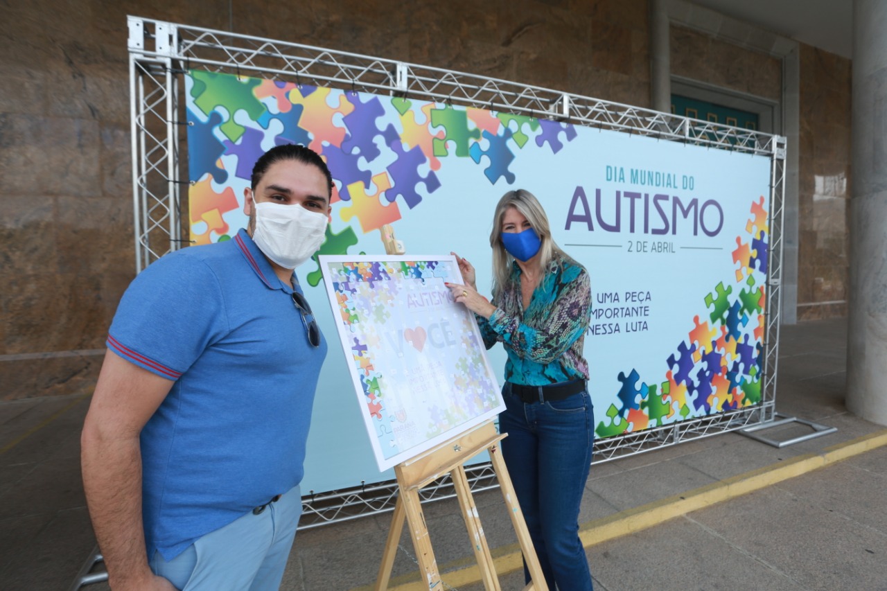 Noventa peças formam o quebra-cabeça que uniu autoridades do Paraná em prol da conscientização sobre o Transtorno do Espectro Autista, nesta segunda-feira (5). Em uma ação organizada pela Superintendência Geral de Ação Solidária do Governo do Estado (SGAS), o governador Carlos Massa Ratinho Junior, secretários de Estado e chefes de outros poderes compareceram ao Palácio Iguaçu para montarem uma peça do mosaico que serve de metáfora para a complexidade do autismo. Foto: Valdelino Pontes