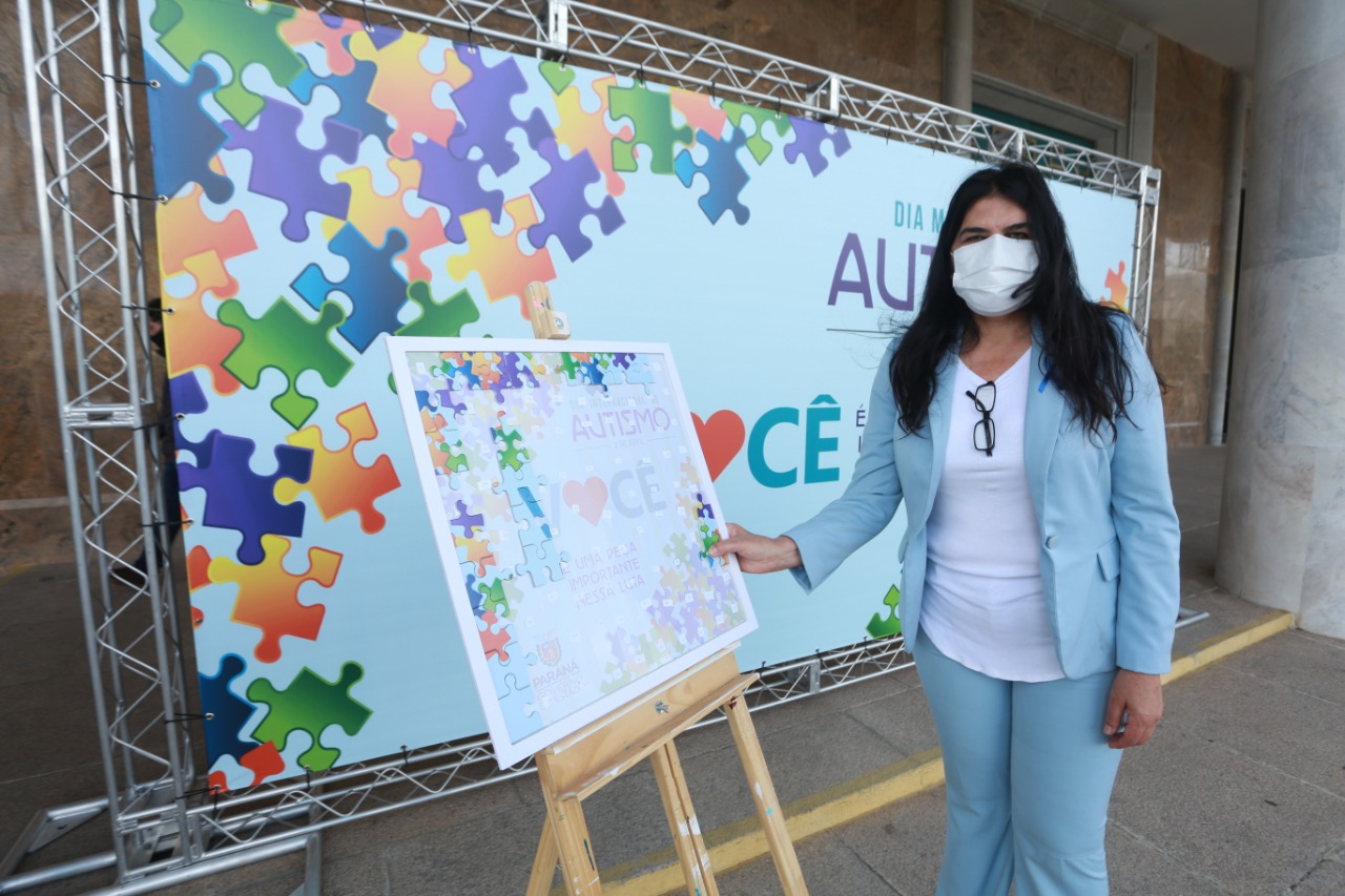 Noventa peças formam o quebra-cabeça que uniu autoridades do Paraná em prol da conscientização sobre o Transtorno do Espectro Autista, nesta segunda-feira (5). Em uma ação organizada pela Superintendência Geral de Ação Solidária do Governo do Estado (SGAS), o governador Carlos Massa Ratinho Junior, secretários de Estado e chefes de outros poderes compareceram ao Palácio Iguaçu para montarem uma peça do mosaico que serve de metáfora para a complexidade do autismo. Foto: Valdelino Pontes