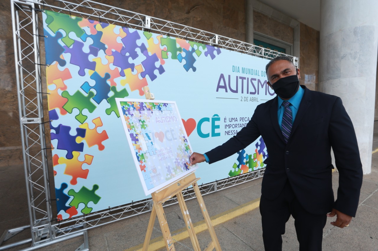 Noventa peças formam o quebra-cabeça que uniu autoridades do Paraná em prol da conscientização sobre o Transtorno do Espectro Autista, nesta segunda-feira (5). Em uma ação organizada pela Superintendência Geral de Ação Solidária do Governo do Estado (SGAS), o governador Carlos Massa Ratinho Junior, secretários de Estado e chefes de outros poderes compareceram ao Palácio Iguaçu para montarem uma peça do mosaico que serve de metáfora para a complexidade do autismo. Foto: Valdelino Pontes