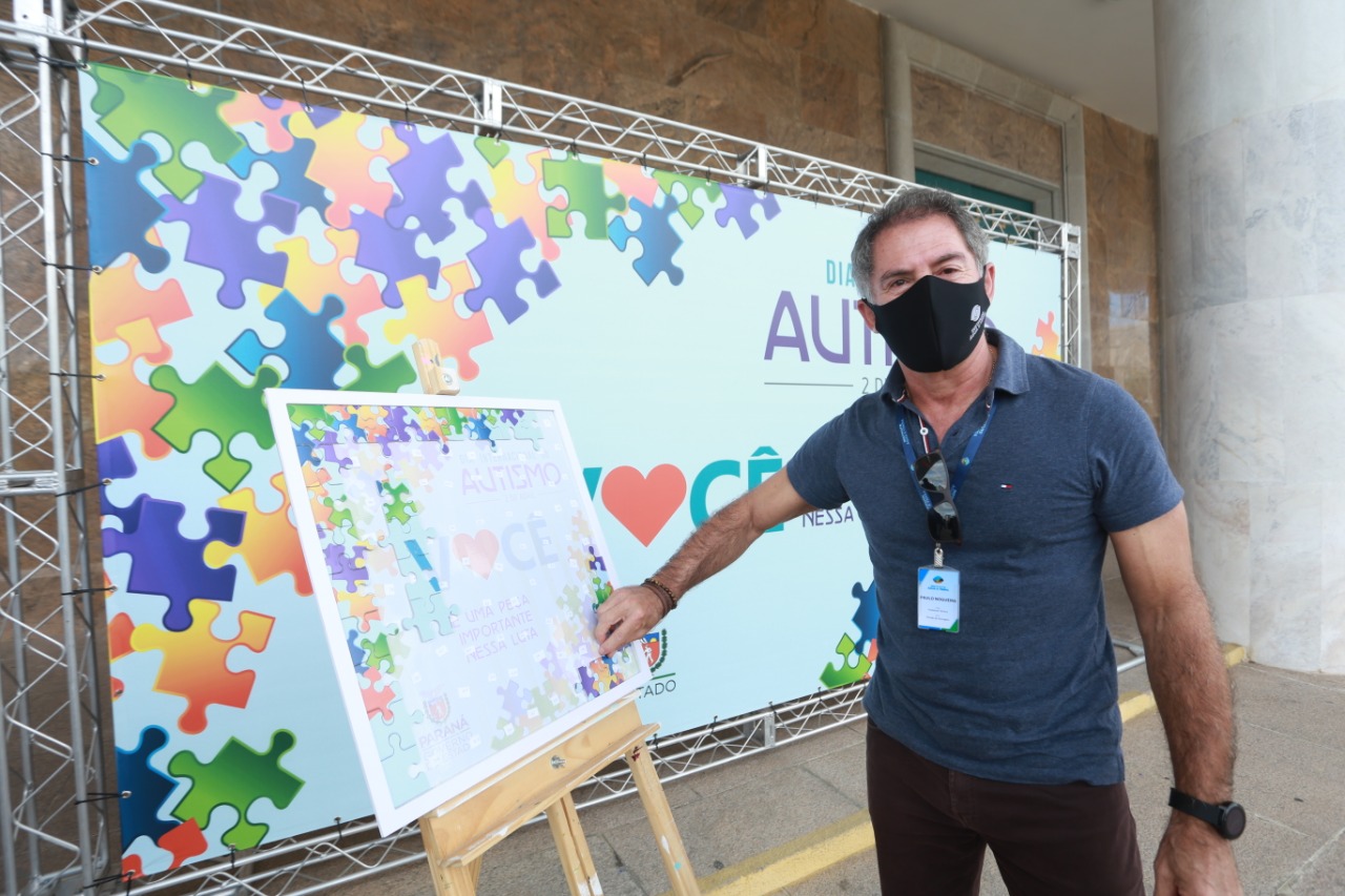 Noventa peças formam o quebra-cabeça que uniu autoridades do Paraná em prol da conscientização sobre o Transtorno do Espectro Autista, nesta segunda-feira (5). Em uma ação organizada pela Superintendência Geral de Ação Solidária do Governo do Estado (SGAS), o governador Carlos Massa Ratinho Junior, secretários de Estado e chefes de outros poderes compareceram ao Palácio Iguaçu para montarem uma peça do mosaico que serve de metáfora para a complexidade do autismo. Foto: Valdelino Pontes