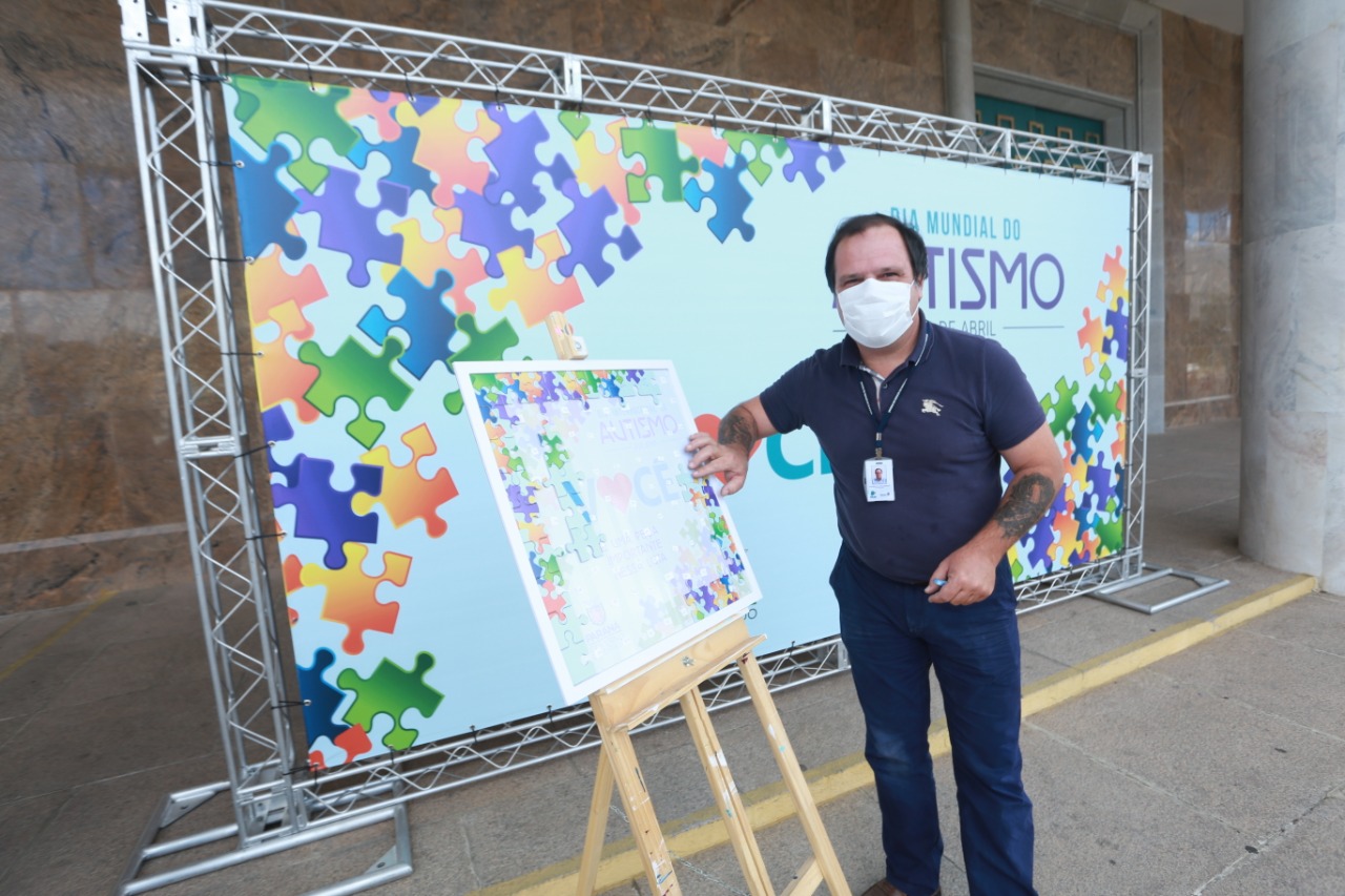 Noventa peças formam o quebra-cabeça que uniu autoridades do Paraná em prol da conscientização sobre o Transtorno do Espectro Autista, nesta segunda-feira (5). Em uma ação organizada pela Superintendência Geral de Ação Solidária do Governo do Estado (SGAS), o governador Carlos Massa Ratinho Junior, secretários de Estado e chefes de outros poderes compareceram ao Palácio Iguaçu para montarem uma peça do mosaico que serve de metáfora para a complexidade do autismo. Foto: Valdelino Pontes