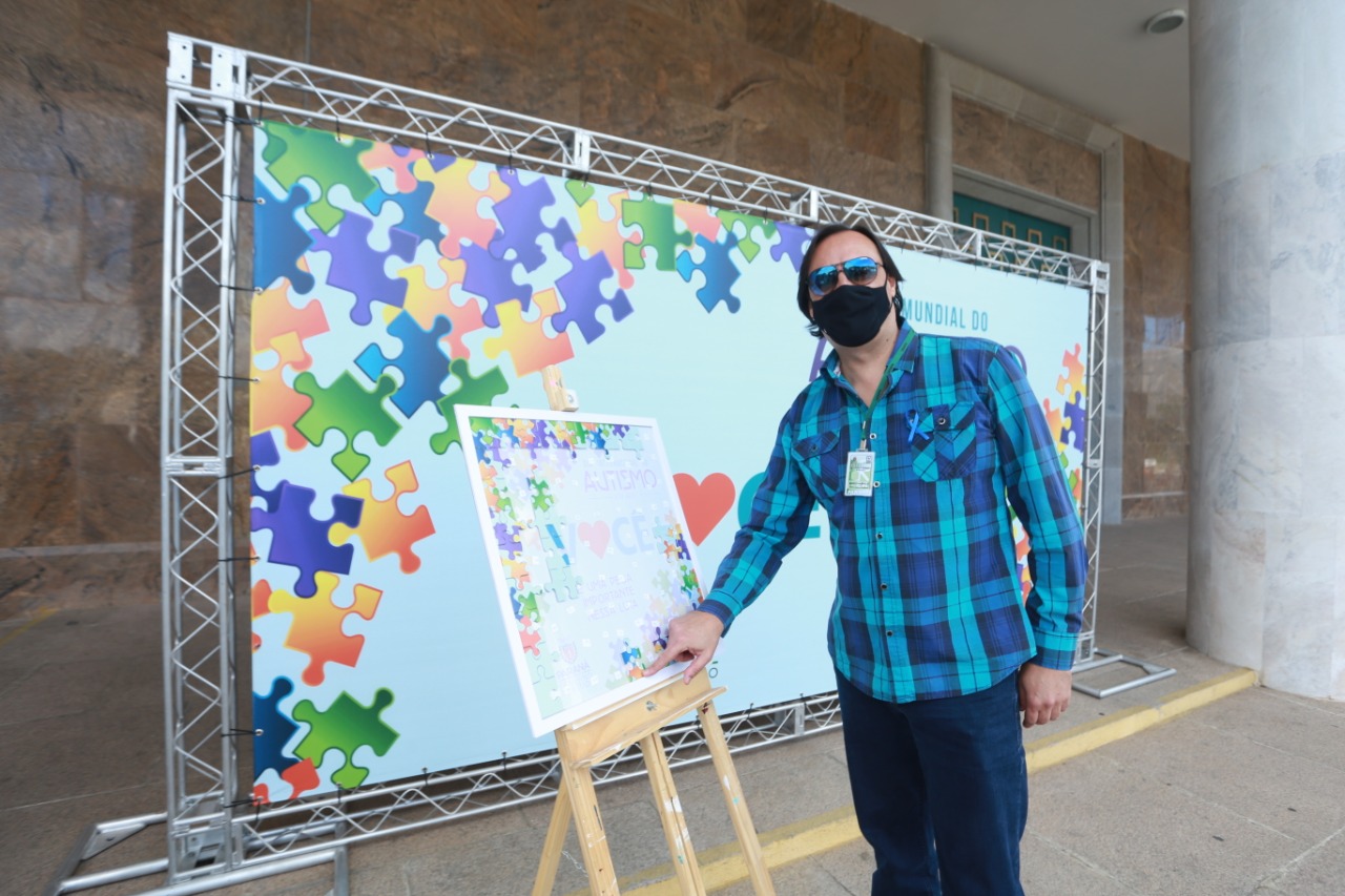 Noventa peças formam o quebra-cabeça que uniu autoridades do Paraná em prol da conscientização sobre o Transtorno do Espectro Autista, nesta segunda-feira (5). Em uma ação organizada pela Superintendência Geral de Ação Solidária do Governo do Estado (SGAS), o governador Carlos Massa Ratinho Junior, secretários de Estado e chefes de outros poderes compareceram ao Palácio Iguaçu para montarem uma peça do mosaico que serve de metáfora para a complexidade do autismo. Foto: Valdelino Pontes