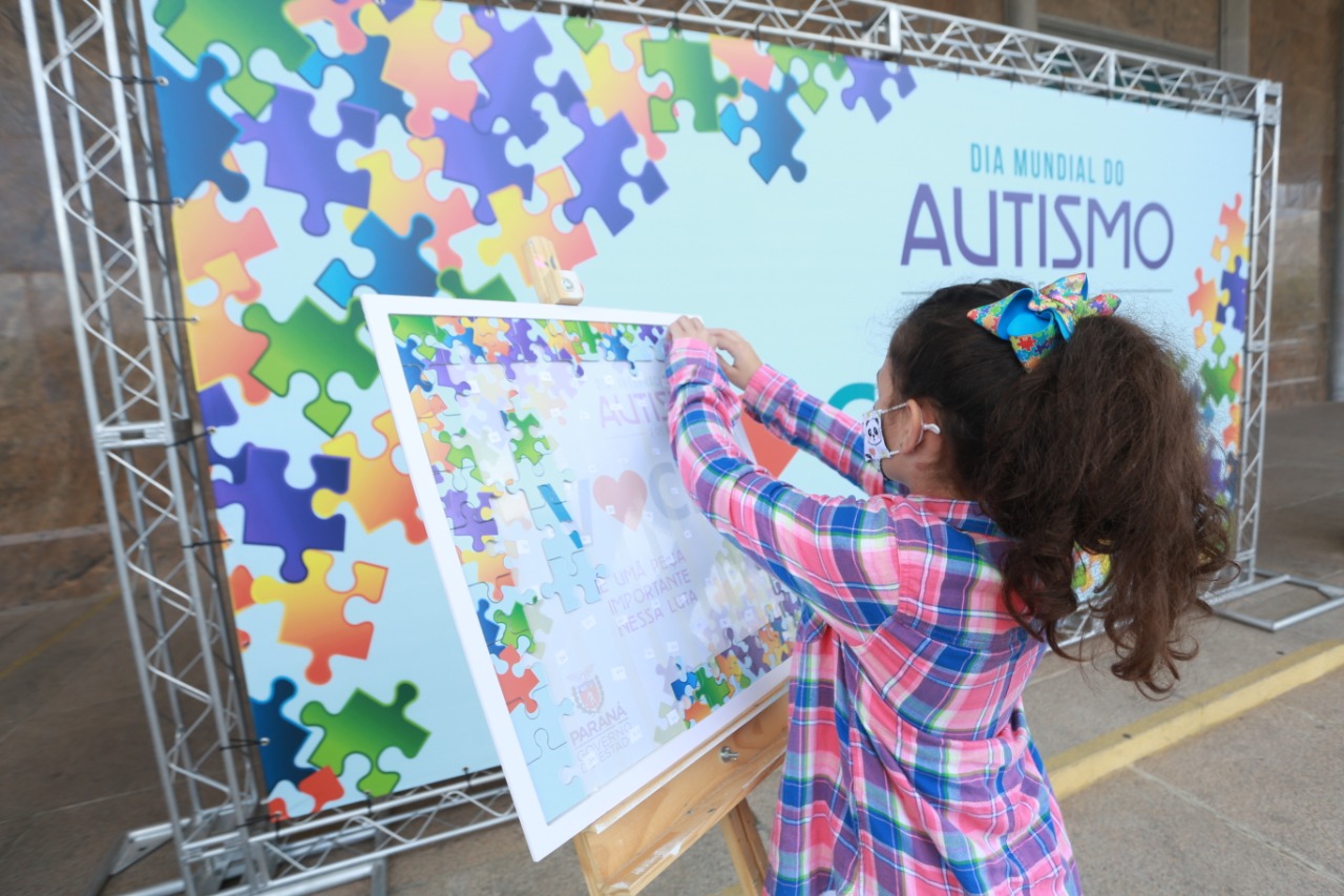 Noventa peças formam o quebra-cabeça que uniu autoridades do Paraná em prol da conscientização sobre o Transtorno do Espectro Autista, nesta segunda-feira (5). Em uma ação organizada pela Superintendência Geral de Ação Solidária do Governo do Estado (SGAS), o governador Carlos Massa Ratinho Junior, secretários de Estado e chefes de outros poderes compareceram ao Palácio Iguaçu para montarem uma peça do mosaico que serve de metáfora para a complexidade do autismo. Foto: Valdelino Pontes