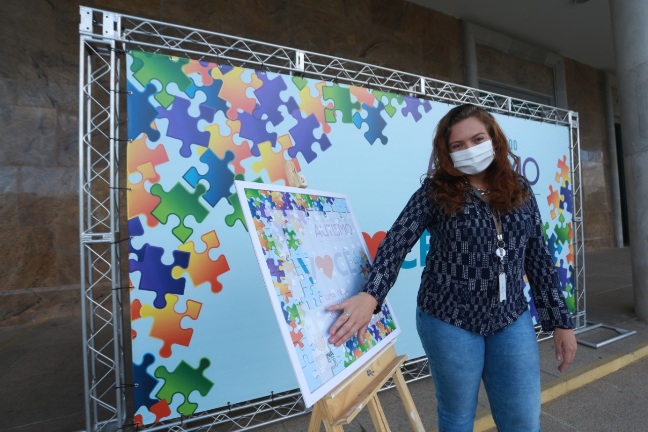 Noventa peças formam o quebra-cabeça que uniu autoridades do Paraná em prol da conscientização sobre o Transtorno do Espectro Autista, nesta segunda-feira (5). Em uma ação organizada pela Superintendência Geral de Ação Solidária do Governo do Estado (SGAS), o governador Carlos Massa Ratinho Junior, secretários de Estado e chefes de outros poderes compareceram ao Palácio Iguaçu para montarem uma peça do mosaico que serve de metáfora para a complexidade do autismo. Foto: Valdelino Pontes