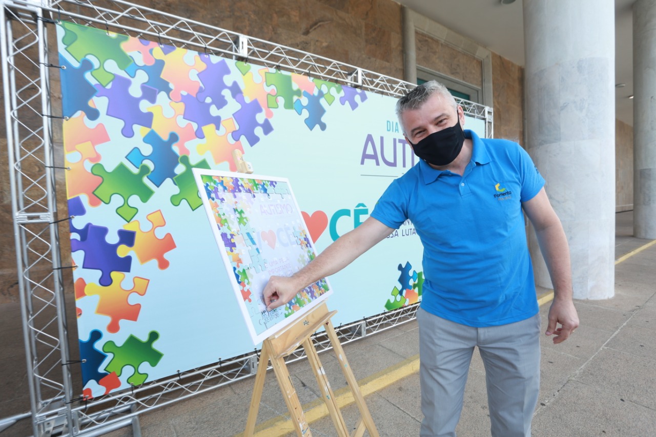 Noventa peças formam o quebra-cabeça que uniu autoridades do Paraná em prol da conscientização sobre o Transtorno do Espectro Autista, nesta segunda-feira (5). Em uma ação organizada pela Superintendência Geral de Ação Solidária do Governo do Estado (SGAS), o governador Carlos Massa Ratinho Junior, secretários de Estado e chefes de outros poderes compareceram ao Palácio Iguaçu para montarem uma peça do mosaico que serve de metáfora para a complexidade do autismo. Foto: Valdelino Pontes