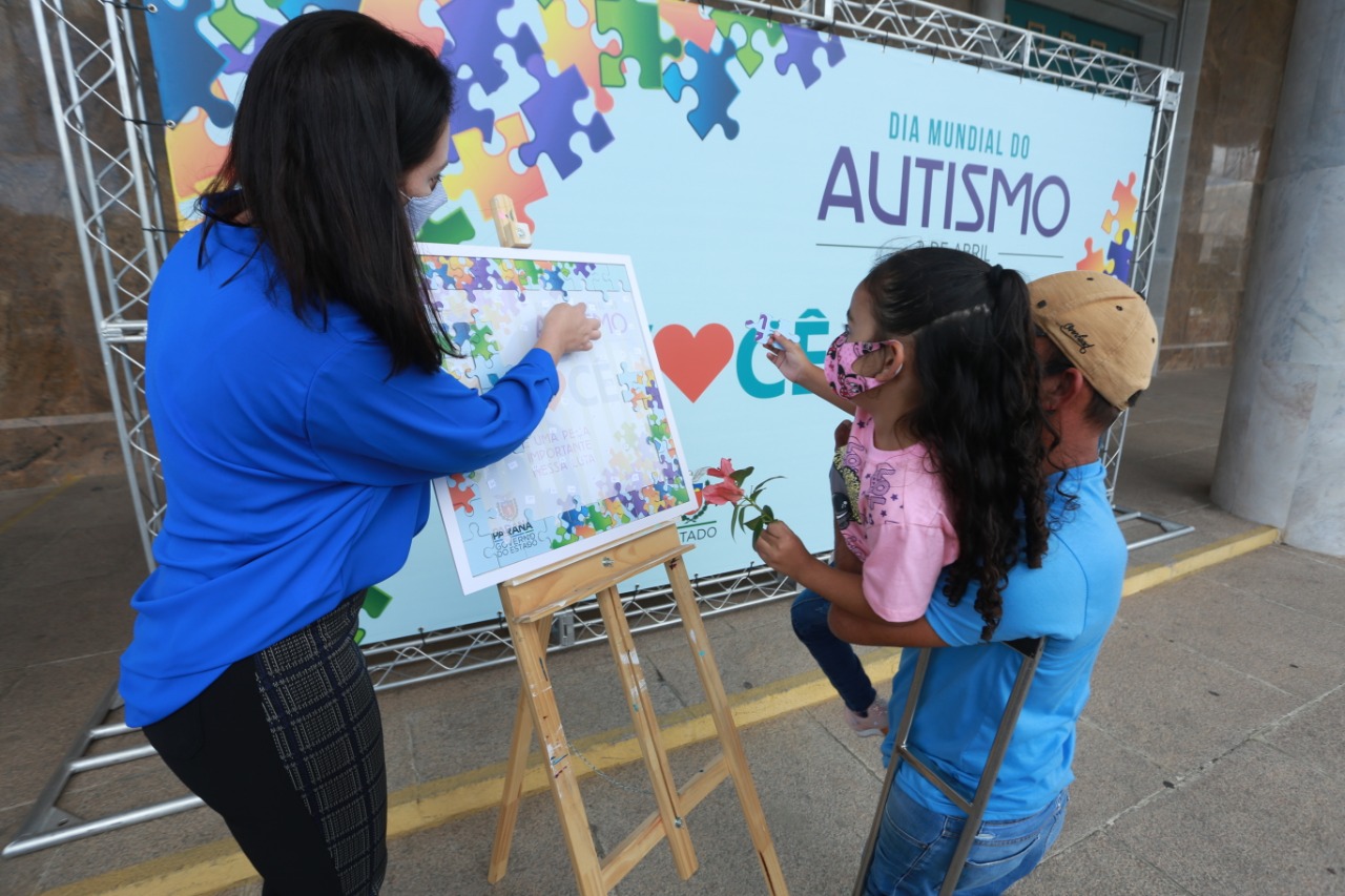 Noventa peças formam o quebra-cabeça que uniu autoridades do Paraná em prol da conscientização sobre o Transtorno do Espectro Autista, nesta segunda-feira (5). Em uma ação organizada pela Superintendência Geral de Ação Solidária do Governo do Estado (SGAS), o governador Carlos Massa Ratinho Junior, secretários de Estado e chefes de outros poderes compareceram ao Palácio Iguaçu para montarem uma peça do mosaico que serve de metáfora para a complexidade do autismo. Foto: Valdelino Pontes