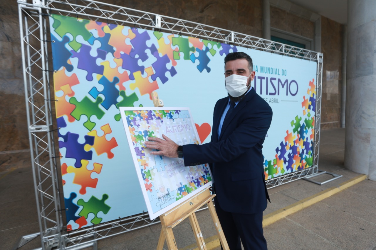 Noventa peças formam o quebra-cabeça que uniu autoridades do Paraná em prol da conscientização sobre o Transtorno do Espectro Autista, nesta segunda-feira (5). Em uma ação organizada pela Superintendência Geral de Ação Solidária do Governo do Estado (SGAS), o governador Carlos Massa Ratinho Junior, secretários de Estado e chefes de outros poderes compareceram ao Palácio Iguaçu para montarem uma peça do mosaico que serve de metáfora para a complexidade do autismo. Foto: Valdelino Pontes