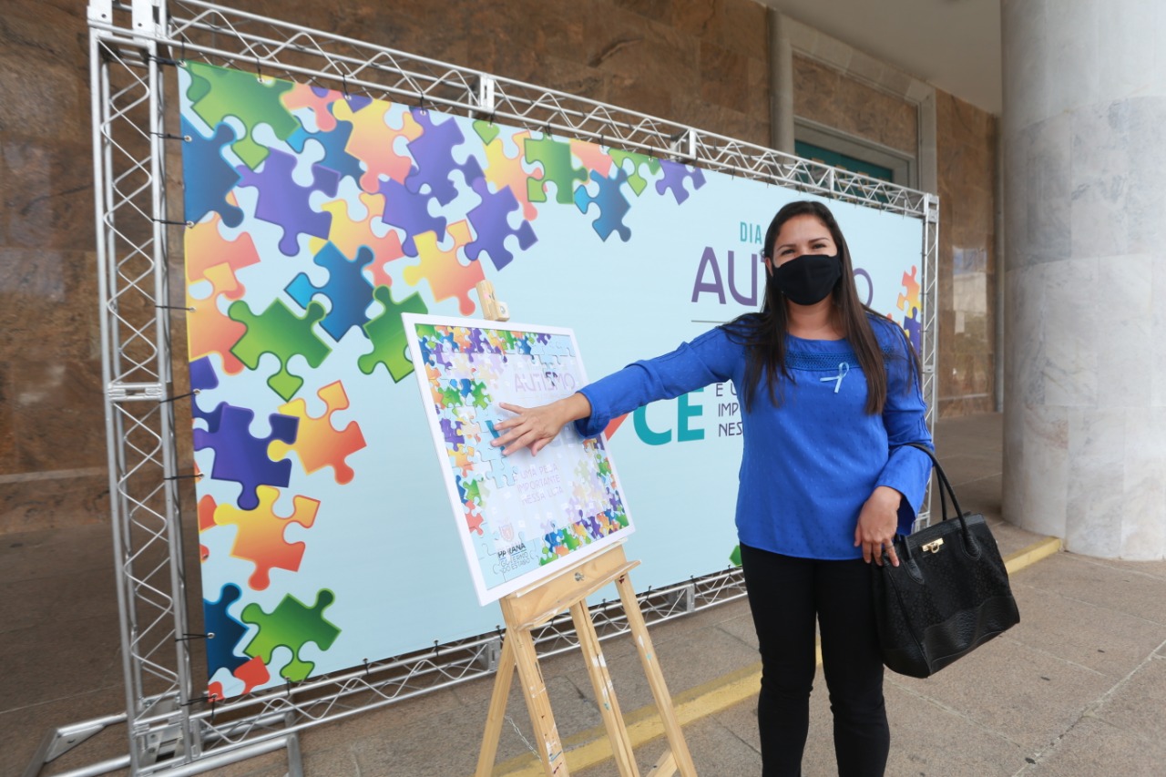 Noventa peças formam o quebra-cabeça que uniu autoridades do Paraná em prol da conscientização sobre o Transtorno do Espectro Autista, nesta segunda-feira (5). Em uma ação organizada pela Superintendência Geral de Ação Solidária do Governo do Estado (SGAS), o governador Carlos Massa Ratinho Junior, secretários de Estado e chefes de outros poderes compareceram ao Palácio Iguaçu para montarem uma peça do mosaico que serve de metáfora para a complexidade do autismo. Foto: Valdelino Pontes