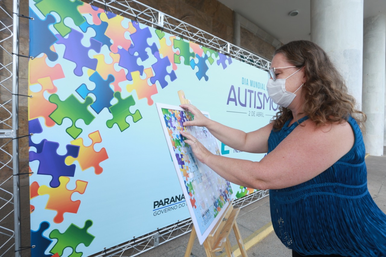 Noventa peças formam o quebra-cabeça que uniu autoridades do Paraná em prol da conscientização sobre o Transtorno do Espectro Autista, nesta segunda-feira (5). Em uma ação organizada pela Superintendência Geral de Ação Solidária do Governo do Estado (SGAS), o governador Carlos Massa Ratinho Junior, secretários de Estado e chefes de outros poderes compareceram ao Palácio Iguaçu para montarem uma peça do mosaico que serve de metáfora para a complexidade do autismo. Foto: Valdelino Pontes