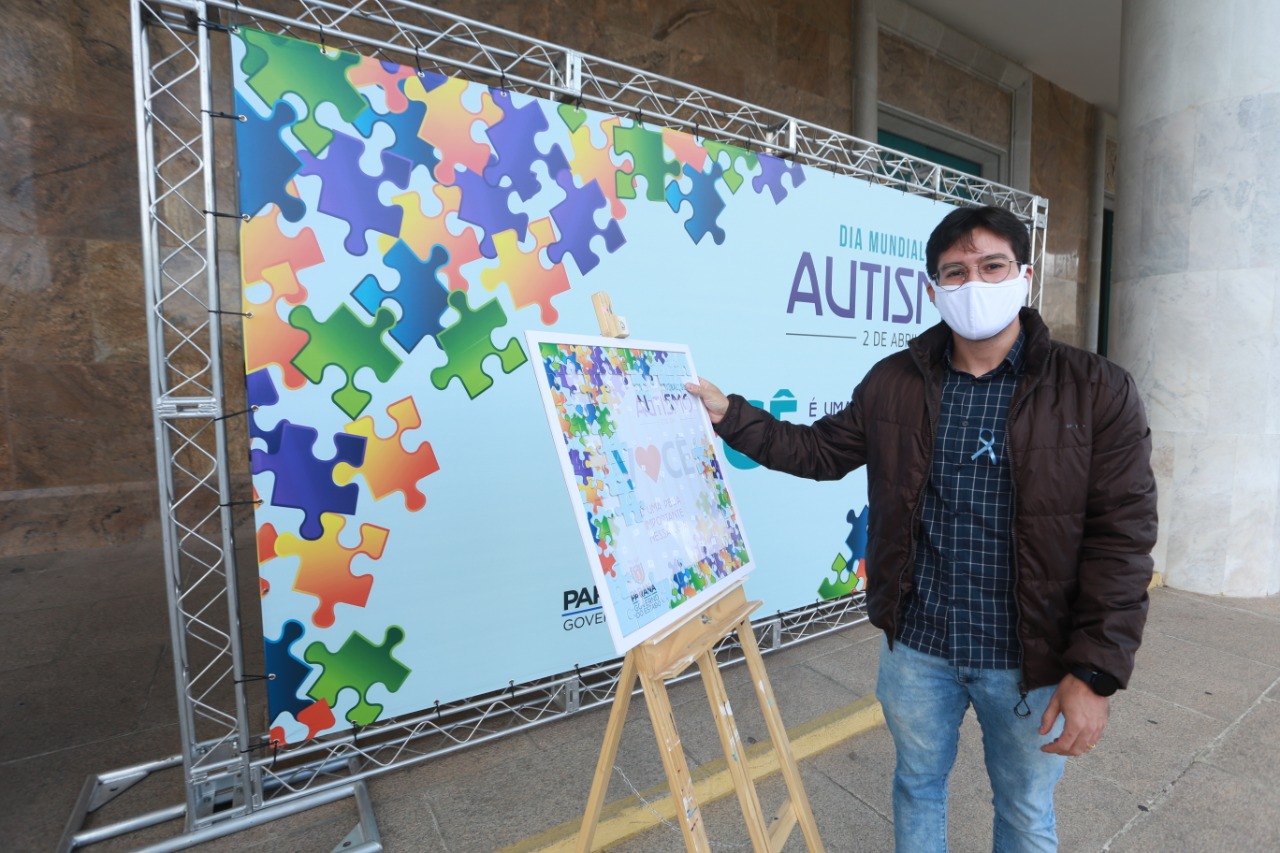 Noventa peças formam o quebra-cabeça que uniu autoridades do Paraná em prol da conscientização sobre o Transtorno do Espectro Autista, nesta segunda-feira (5). Em uma ação organizada pela Superintendência Geral de Ação Solidária do Governo do Estado (SGAS), o governador Carlos Massa Ratinho Junior, secretários de Estado e chefes de outros poderes compareceram ao Palácio Iguaçu para montarem uma peça do mosaico que serve de metáfora para a complexidade do autismo. Foto: Valdelino Pontes