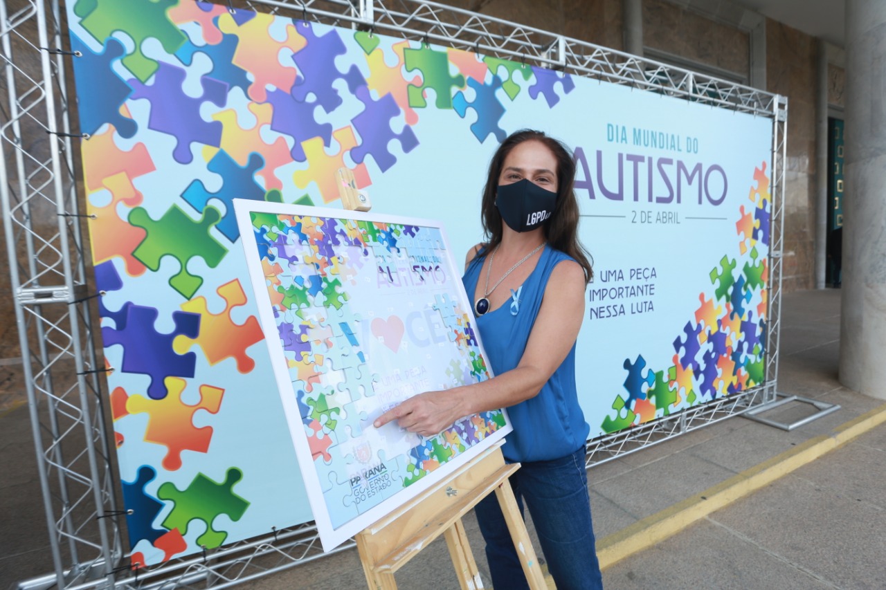 Noventa peças formam o quebra-cabeça que uniu autoridades do Paraná em prol da conscientização sobre o Transtorno do Espectro Autista, nesta segunda-feira (5). Em uma ação organizada pela Superintendência Geral de Ação Solidária do Governo do Estado (SGAS), o governador Carlos Massa Ratinho Junior, secretários de Estado e chefes de outros poderes compareceram ao Palácio Iguaçu para montarem uma peça do mosaico que serve de metáfora para a complexidade do autismo. Foto: Valdelino Pontes