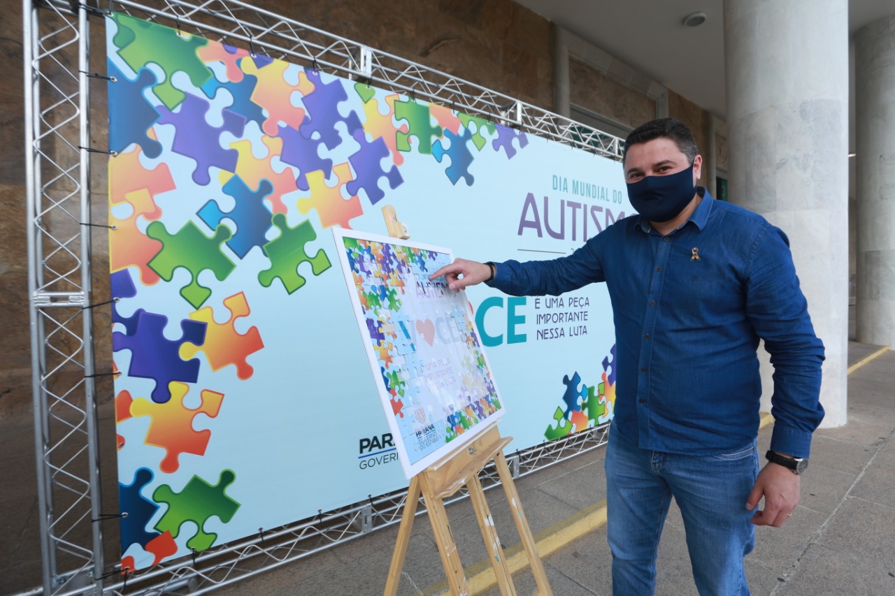Noventa peças formam o quebra-cabeça que uniu autoridades do Paraná em prol da conscientização sobre o Transtorno do Espectro Autista, nesta segunda-feira (5). Em uma ação organizada pela Superintendência Geral de Ação Solidária do Governo do Estado (SGAS), o governador Carlos Massa Ratinho Junior, secretários de Estado e chefes de outros poderes compareceram ao Palácio Iguaçu para montarem uma peça do mosaico que serve de metáfora para a complexidade do autismo. Foto: Valdelino Pontes