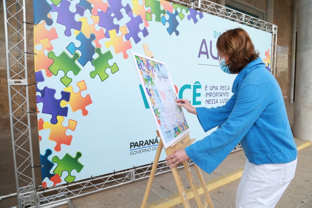 Noventa peças formam o quebra-cabeça que uniu autoridades do Paraná em prol da conscientização sobre o Transtorno do Espectro Autista, nesta segunda-feira (5). Em uma ação organizada pela Superintendência Geral de Ação Solidária do Governo do Estado (SGAS), o governador Carlos Massa Ratinho Junior, secretários de Estado e chefes de outros poderes compareceram ao Palácio Iguaçu para montarem uma peça do mosaico que serve de metáfora para a complexidade do autismo. Foto: Valdelino Pontes