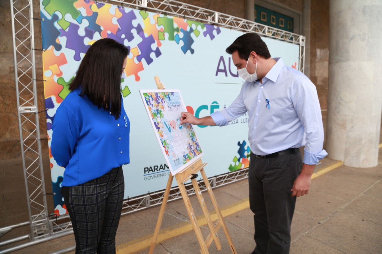 Noventa peças formam o quebra-cabeça que uniu autoridades do Paraná em prol da conscientização sobre o Transtorno do Espectro Autista, nesta segunda-feira (5). Em uma ação organizada pela Superintendência Geral de Ação Solidária do Governo do Estado (SGAS), o governador Carlos Massa Ratinho Junior, secretários de Estado e chefes de outros poderes compareceram ao Palácio Iguaçu para montarem uma peça do mosaico que serve de metáfora para a complexidade do autismo. Foto: Valdelino Pontes