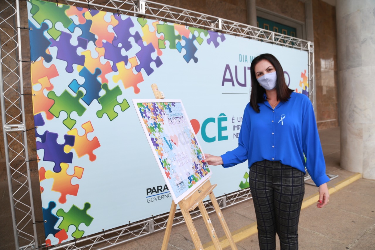 Noventa peças formam o quebra-cabeça que uniu autoridades do Paraná em prol da conscientização sobre o Transtorno do Espectro Autista, nesta segunda-feira (5). Em uma ação organizada pela Superintendência Geral de Ação Solidária do Governo do Estado (SGAS), o governador Carlos Massa Ratinho Junior, secretários de Estado e chefes de outros poderes compareceram ao Palácio Iguaçu para montarem uma peça do mosaico que serve de metáfora para a complexidade do autismo. Foto: Valdelino Pontes