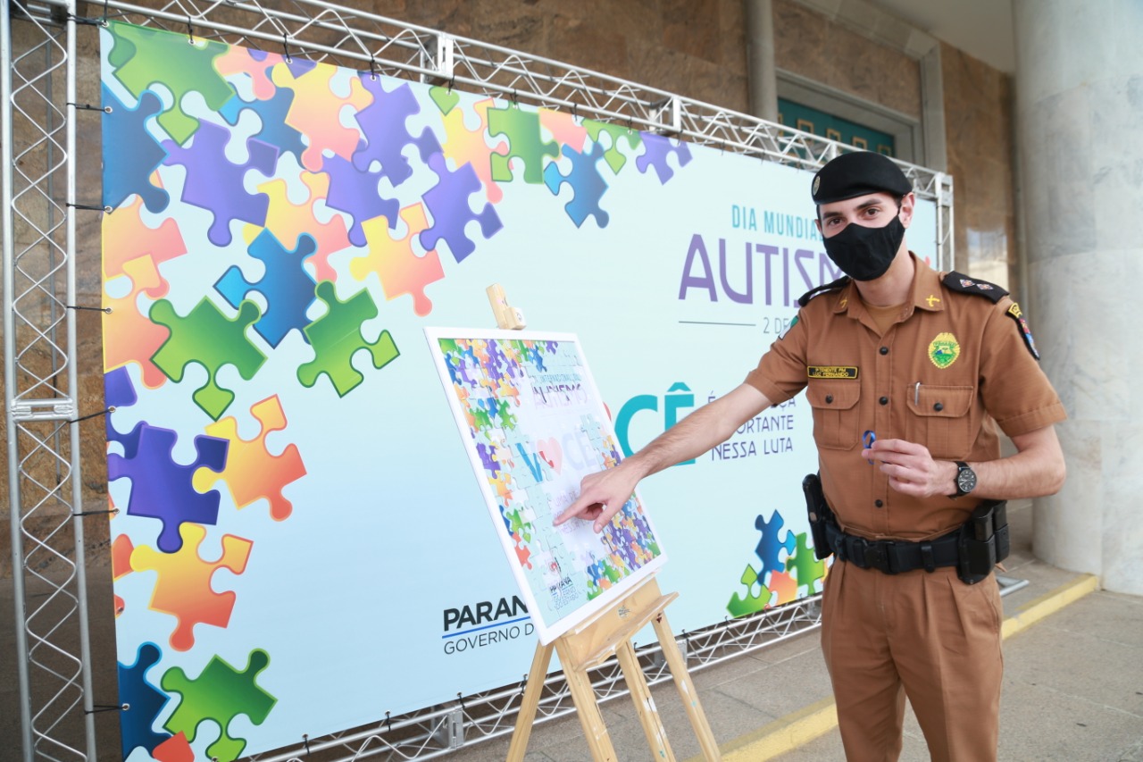 Noventa peças formam o quebra-cabeça que uniu autoridades do Paraná em prol da conscientização sobre o Transtorno do Espectro Autista, nesta segunda-feira (5). Em uma ação organizada pela Superintendência Geral de Ação Solidária do Governo do Estado (SGAS), o governador Carlos Massa Ratinho Junior, secretários de Estado e chefes de outros poderes compareceram ao Palácio Iguaçu para montarem uma peça do mosaico que serve de metáfora para a complexidade do autismo. Foto: Valdelino Pontes