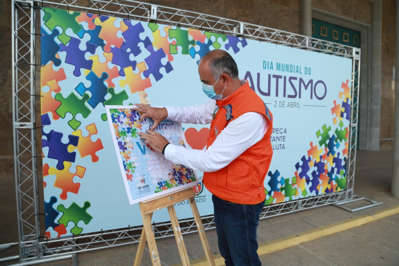 Noventa peças formam o quebra-cabeça que uniu autoridades do Paraná em prol da conscientização sobre o Transtorno do Espectro Autista, nesta segunda-feira (5). Em uma ação organizada pela Superintendência Geral de Ação Solidária do Governo do Estado (SGAS), o governador Carlos Massa Ratinho Junior, secretários de Estado e chefes de outros poderes compareceram ao Palácio Iguaçu para montarem uma peça do mosaico que serve de metáfora para a complexidade do autismo. Foto: Valdelino Pontes