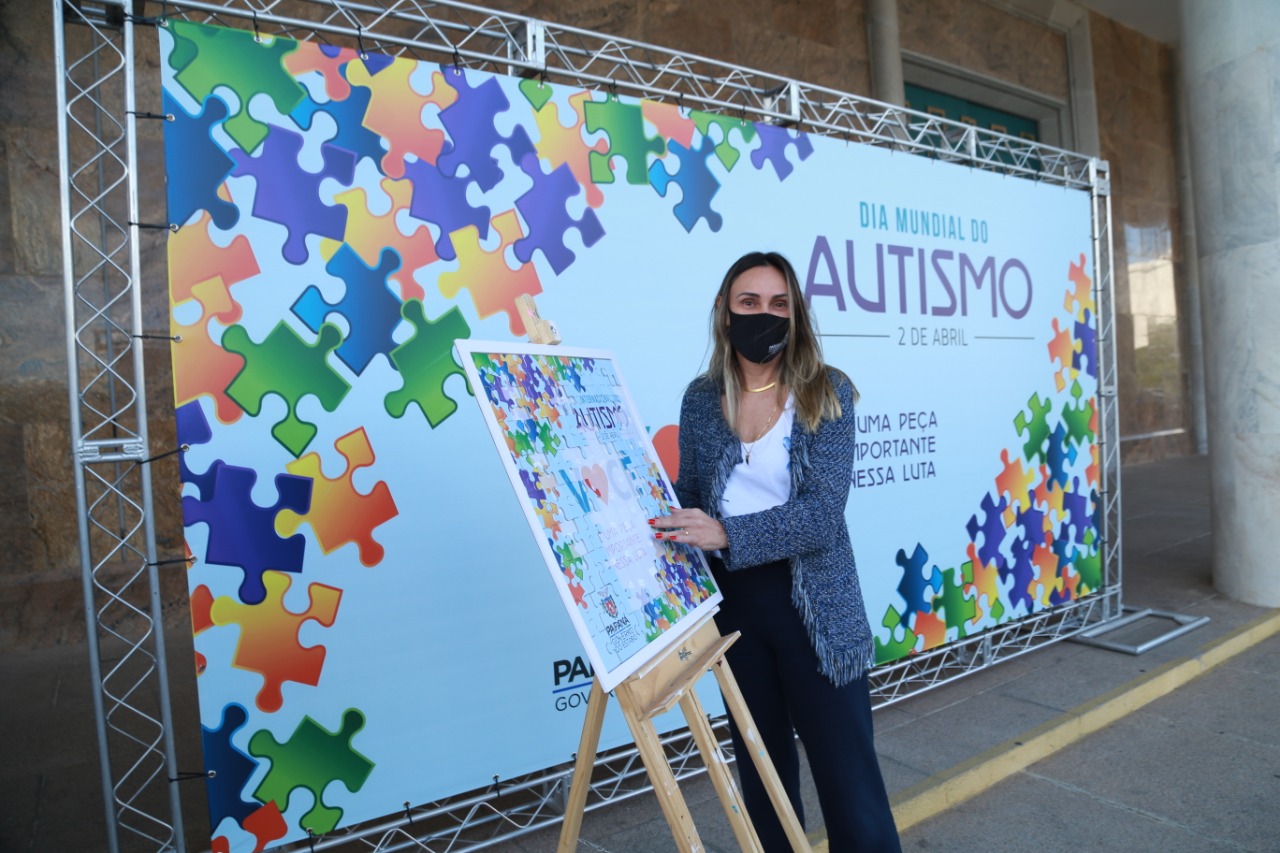 Noventa peças formam o quebra-cabeça que uniu autoridades do Paraná em prol da conscientização sobre o Transtorno do Espectro Autista, nesta segunda-feira (5). Em uma ação organizada pela Superintendência Geral de Ação Solidária do Governo do Estado (SGAS), o governador Carlos Massa Ratinho Junior, secretários de Estado e chefes de outros poderes compareceram ao Palácio Iguaçu para montarem uma peça do mosaico que serve de metáfora para a complexidade do autismo. Foto: Valdelino Pontes