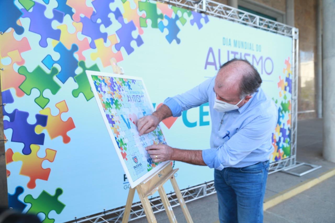 Noventa peças formam o quebra-cabeça que uniu autoridades do Paraná em prol da conscientização sobre o Transtorno do Espectro Autista, nesta segunda-feira (5). Em uma ação organizada pela Superintendência Geral de Ação Solidária do Governo do Estado (SGAS), o governador Carlos Massa Ratinho Junior, secretários de Estado e chefes de outros poderes compareceram ao Palácio Iguaçu para montarem uma peça do mosaico que serve de metáfora para a complexidade do autismo. Foto: Valdelino Pontes