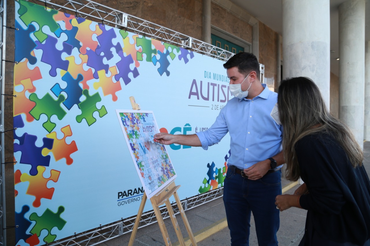 Noventa peças formam o quebra-cabeça que uniu autoridades do Paraná em prol da conscientização sobre o Transtorno do Espectro Autista, nesta segunda-feira (5). Em uma ação organizada pela Superintendência Geral de Ação Solidária do Governo do Estado (SGAS), o governador Carlos Massa Ratinho Junior, secretários de Estado e chefes de outros poderes compareceram ao Palácio Iguaçu para montarem uma peça do mosaico que serve de metáfora para a complexidade do autismo. Foto: Valdelino Pontes