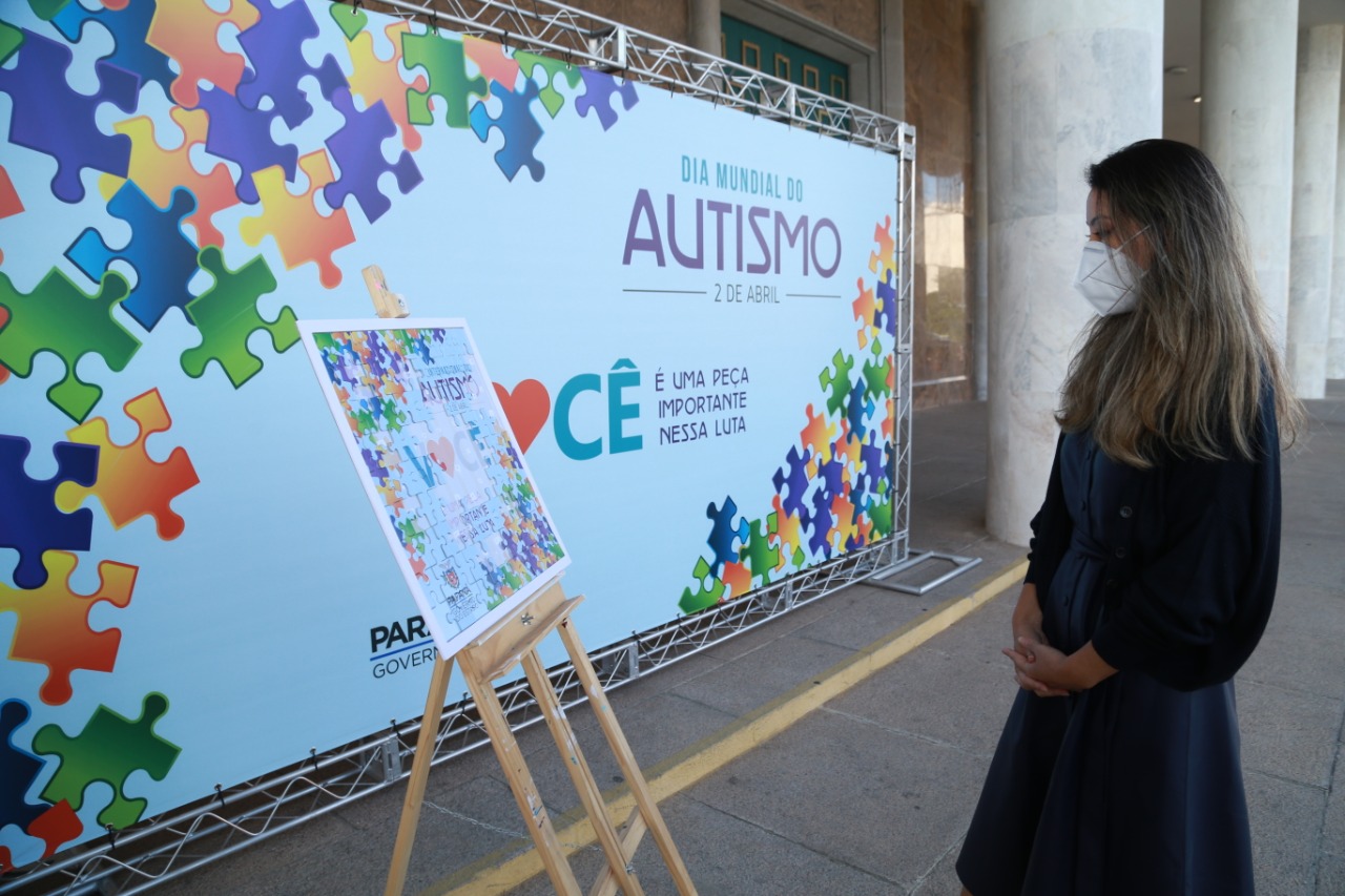 Noventa peças formam o quebra-cabeça que uniu autoridades do Paraná em prol da conscientização sobre o Transtorno do Espectro Autista, nesta segunda-feira (5). Em uma ação organizada pela Superintendência Geral de Ação Solidária do Governo do Estado (SGAS), o governador Carlos Massa Ratinho Junior, secretários de Estado e chefes de outros poderes compareceram ao Palácio Iguaçu para montarem uma peça do mosaico que serve de metáfora para a complexidade do autismo. Foto: Valdelino Pontes