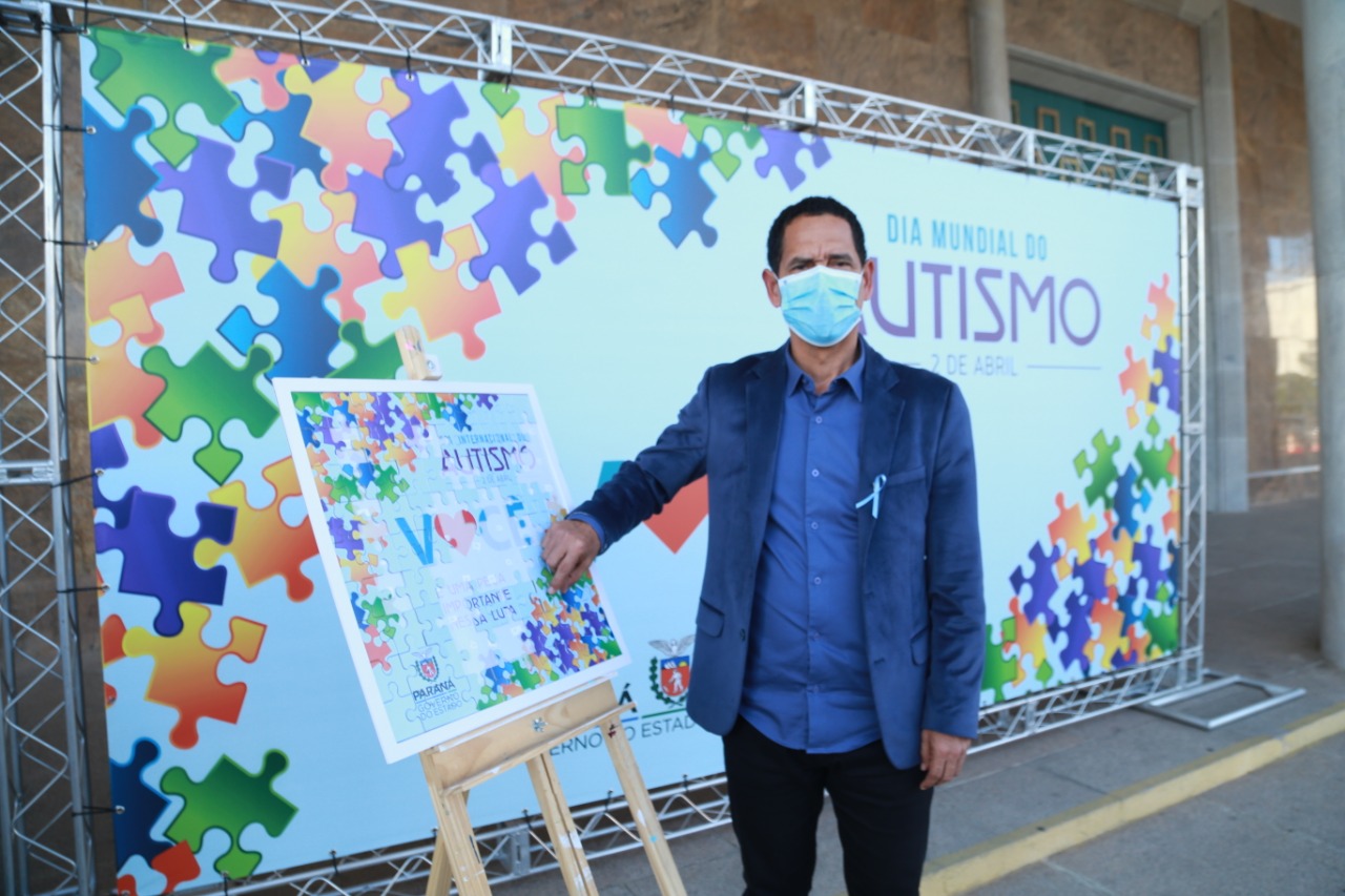 Noventa peças formam o quebra-cabeça que uniu autoridades do Paraná em prol da conscientização sobre o Transtorno do Espectro Autista, nesta segunda-feira (5). Em uma ação organizada pela Superintendência Geral de Ação Solidária do Governo do Estado (SGAS), o governador Carlos Massa Ratinho Junior, secretários de Estado e chefes de outros poderes compareceram ao Palácio Iguaçu para montarem uma peça do mosaico que serve de metáfora para a complexidade do autismo. Foto: Valdelino Pontes