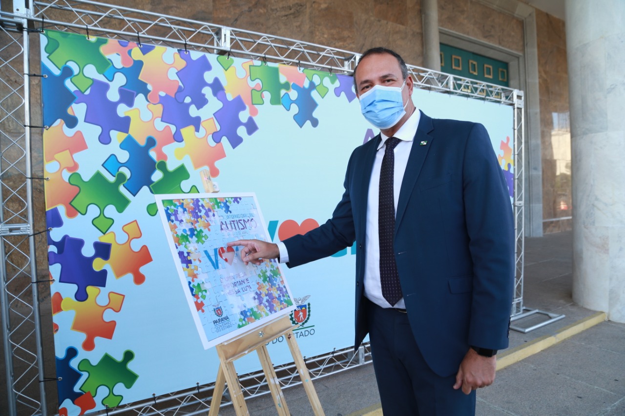 Noventa peças formam o quebra-cabeça que uniu autoridades do Paraná em prol da conscientização sobre o Transtorno do Espectro Autista, nesta segunda-feira (5). Em uma ação organizada pela Superintendência Geral de Ação Solidária do Governo do Estado (SGAS), o governador Carlos Massa Ratinho Junior, secretários de Estado e chefes de outros poderes compareceram ao Palácio Iguaçu para montarem uma peça do mosaico que serve de metáfora para a complexidade do autismo. Foto: Valdelino Pontes