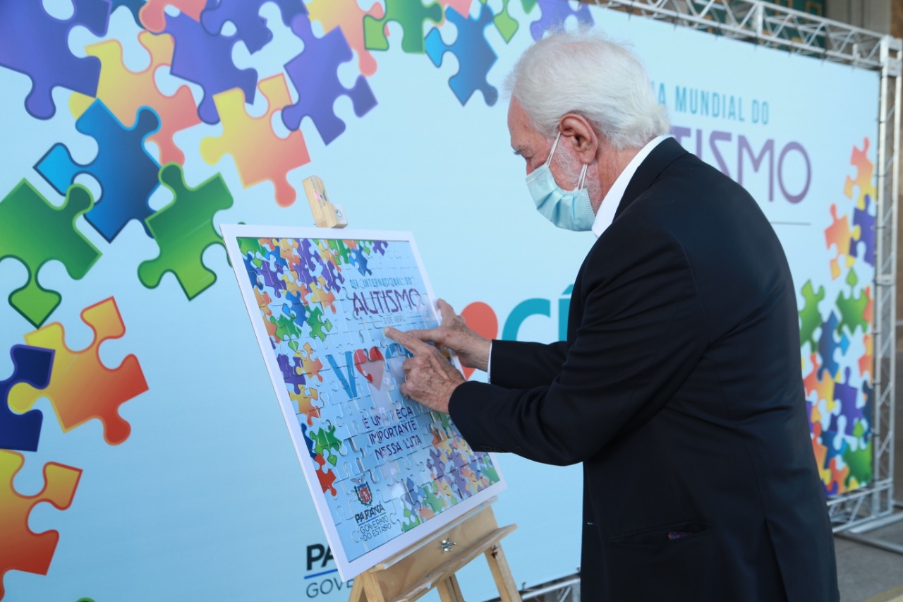 Noventa peças formam o quebra-cabeça que uniu autoridades do Paraná em prol da conscientização sobre o Transtorno do Espectro Autista, nesta segunda-feira (5). Em uma ação organizada pela Superintendência Geral de Ação Solidária do Governo do Estado (SGAS), o governador Carlos Massa Ratinho Junior, secretários de Estado e chefes de outros poderes compareceram ao Palácio Iguaçu para montarem uma peça do mosaico que serve de metáfora para a complexidade do autismo. Foto: Valdelino Pontes