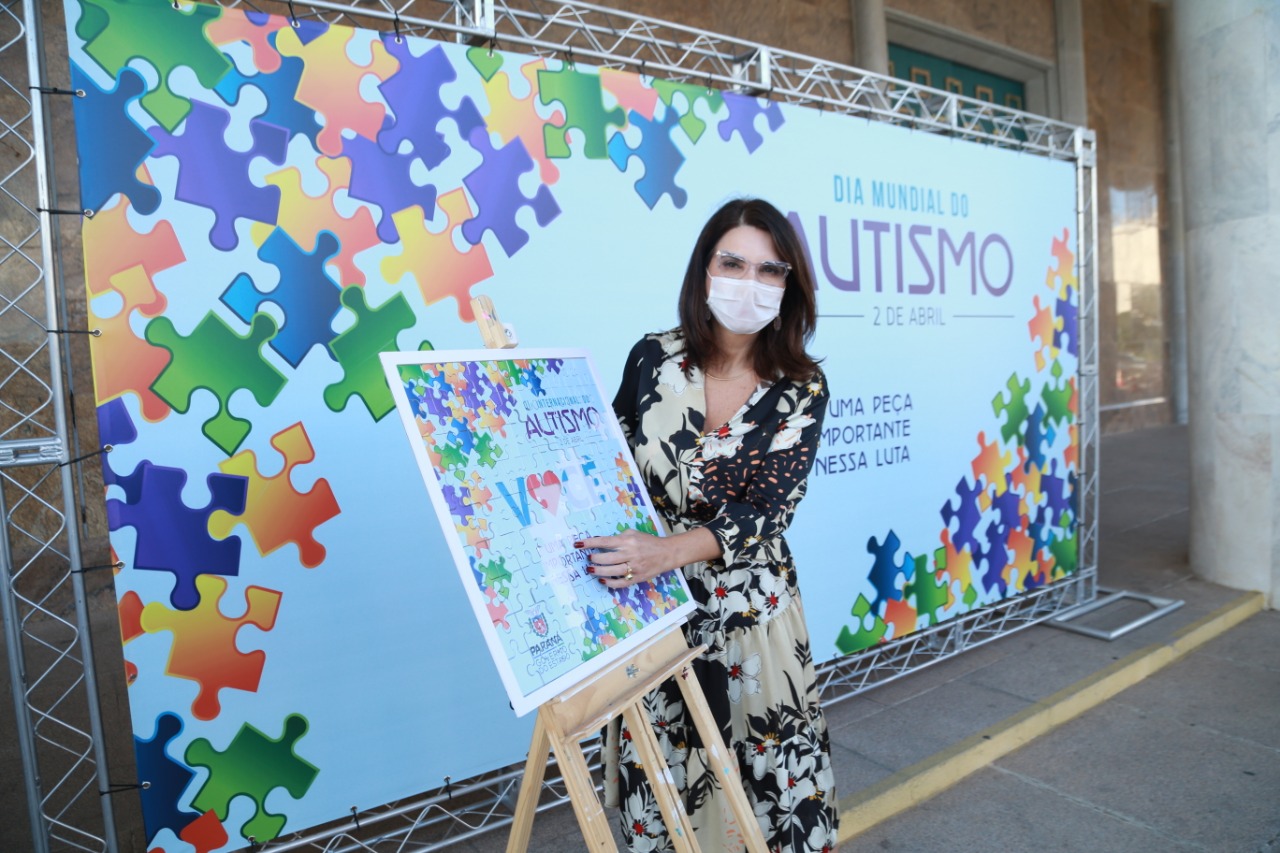 Noventa peças formam o quebra-cabeça que uniu autoridades do Paraná em prol da conscientização sobre o Transtorno do Espectro Autista, nesta segunda-feira (5). Em uma ação organizada pela Superintendência Geral de Ação Solidária do Governo do Estado (SGAS), o governador Carlos Massa Ratinho Junior, secretários de Estado e chefes de outros poderes compareceram ao Palácio Iguaçu para montarem uma peça do mosaico que serve de metáfora para a complexidade do autismo. Foto: Valdelino Pontes