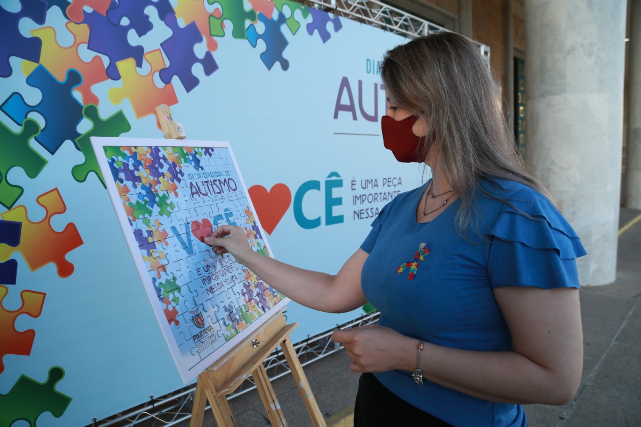 Noventa peças formam o quebra-cabeça que uniu autoridades do Paraná em prol da conscientização sobre o Transtorno do Espectro Autista, nesta segunda-feira (5). Em uma ação organizada pela Superintendência Geral de Ação Solidária do Governo do Estado (SGAS), o governador Carlos Massa Ratinho Junior, secretários de Estado e chefes de outros poderes compareceram ao Palácio Iguaçu para montarem uma peça do mosaico que serve de metáfora para a complexidade do autismo. Foto: Valdelino Pontes