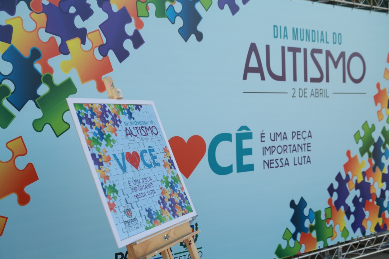 Noventa peças formam o quebra-cabeça que uniu autoridades do Paraná em prol da conscientização sobre o Transtorno do Espectro Autista, nesta segunda-feira (5). Em uma ação organizada pela Superintendência Geral de Ação Solidária do Governo do Estado (SGAS), o governador Carlos Massa Ratinho Junior, secretários de Estado e chefes de outros poderes compareceram ao Palácio Iguaçu para montarem uma peça do mosaico que serve de metáfora para a complexidade do autismo. Foto: Valdelino Pontes