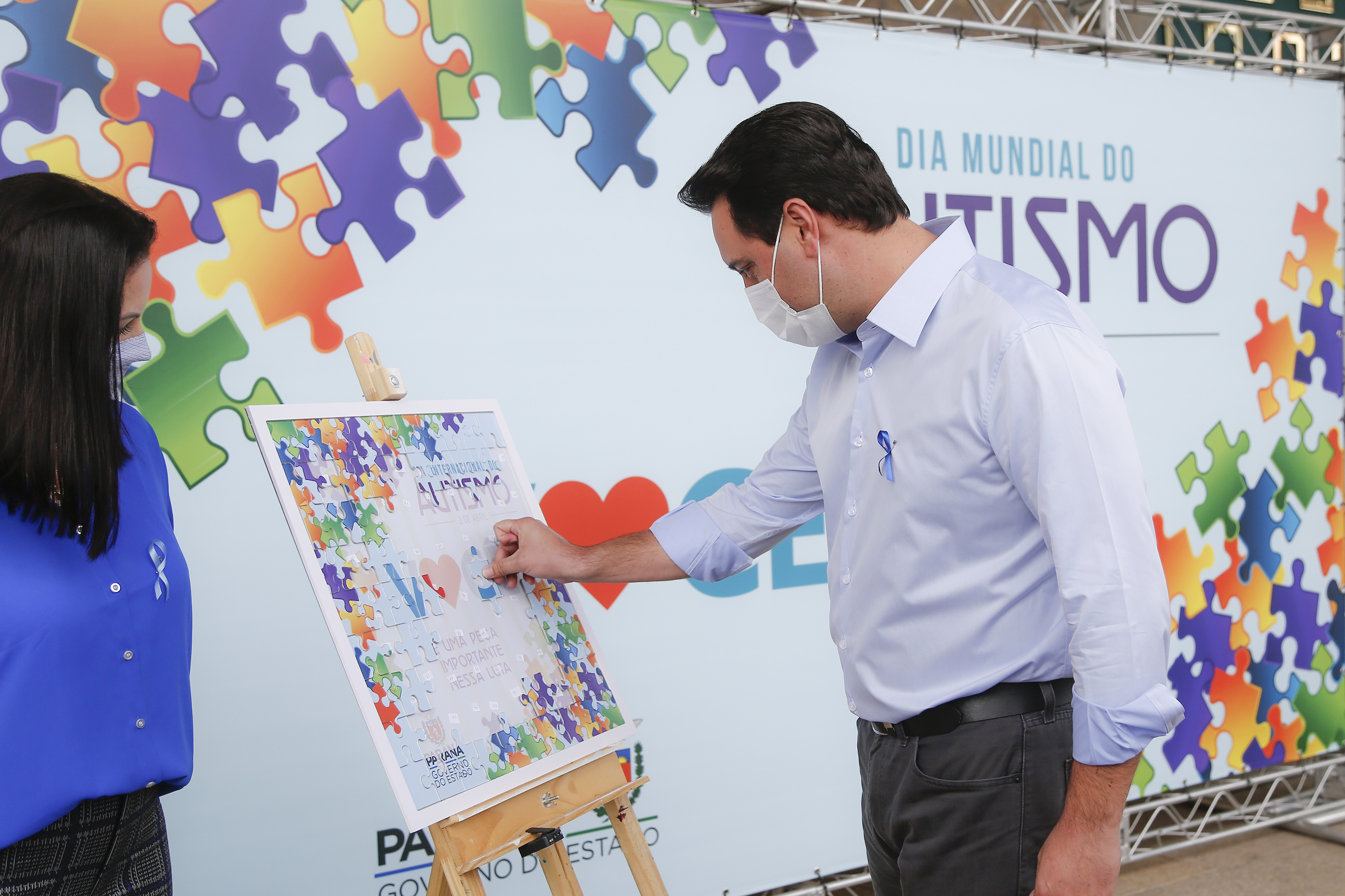 Noventa peças formam o quebra-cabeça que uniu autoridades do Paraná em prol da conscientização sobre o Transtorno do Espectro Autista, nesta segunda-feira (5). Em uma ação organizada pela Superintendência Geral de Ação Solidária do Governo do Estado (SGAS), o governador Carlos Massa Ratinho Junior, secretários de Estado e chefes de outros poderes compareceram ao Palácio Iguaçu para montarem uma peça do mosaico que serve de metáfora para a complexidade do autismo.Foto: Jonathan Campos/AEN