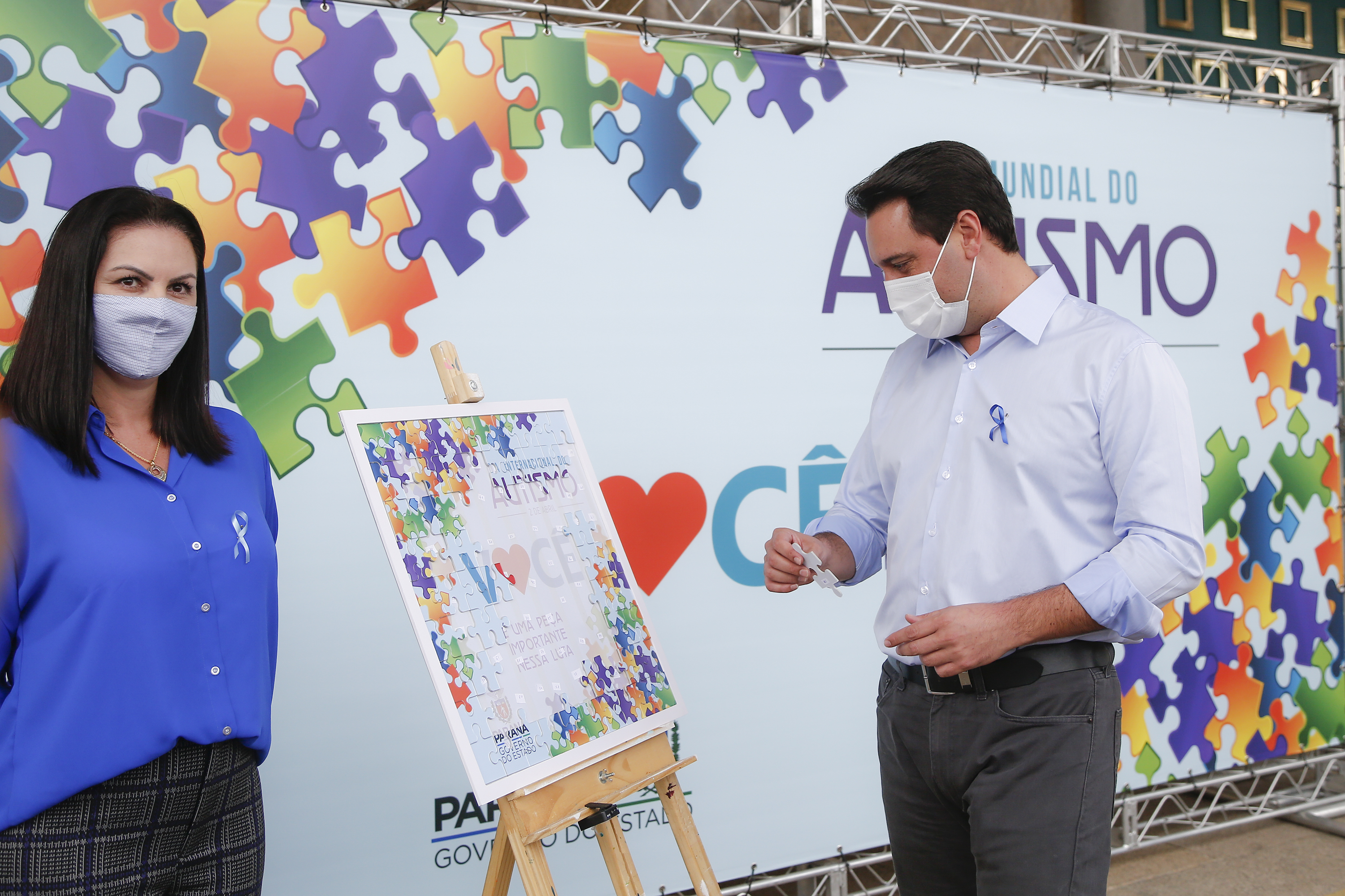 Noventa peças formam o quebra-cabeça que uniu autoridades do Paraná em prol da conscientização sobre o Transtorno do Espectro Autista, nesta segunda-feira (5). Em uma ação organizada pela Superintendência Geral de Ação Solidária do Governo do Estado (SGAS), o governador Carlos Massa Ratinho Junior, secretários de Estado e chefes de outros poderes compareceram ao Palácio Iguaçu para montarem uma peça do mosaico que serve de metáfora para a complexidade do autismo.Foto: Jonathan Campos/AEN