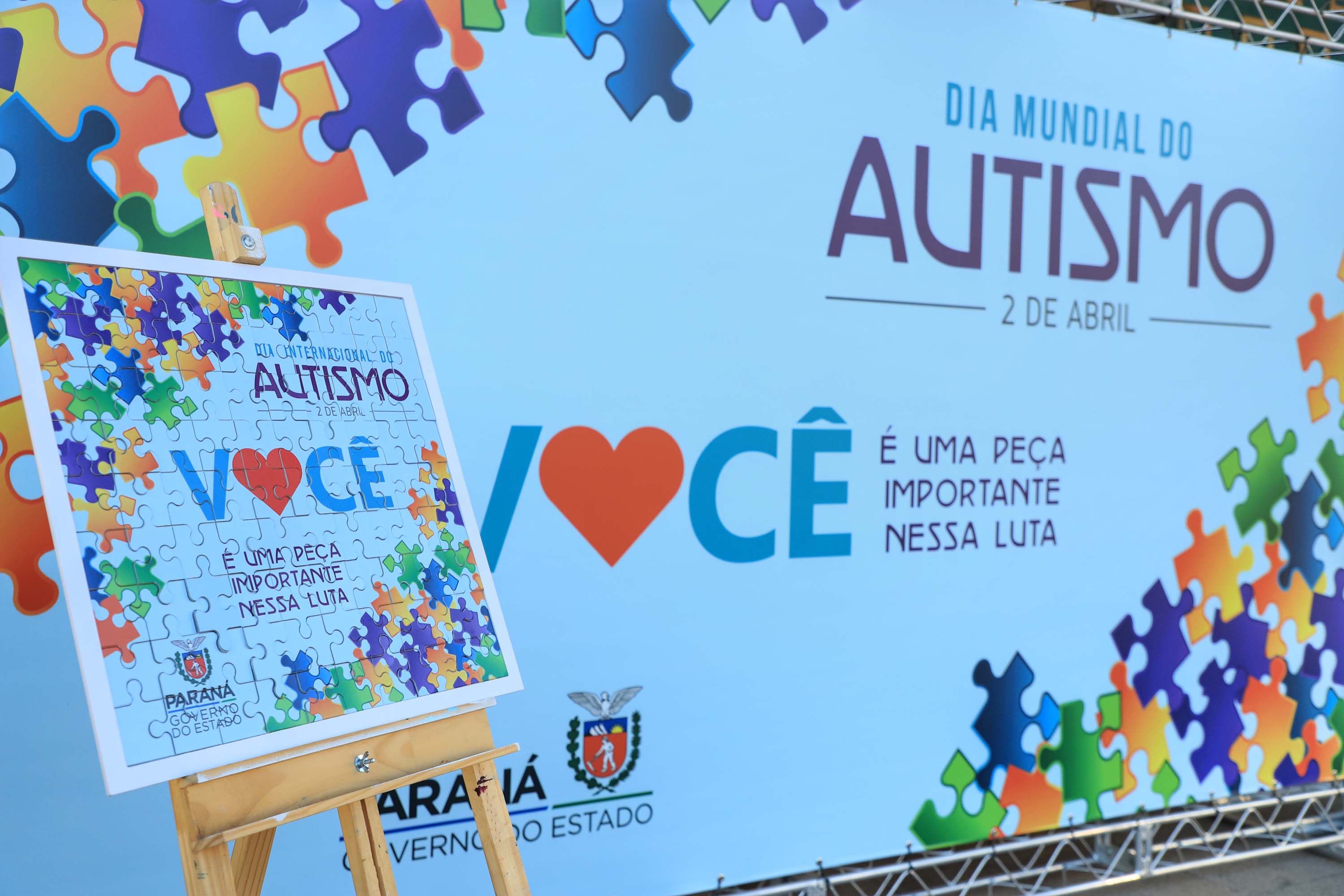Noventa peças formam o quebra-cabeça que uniu autoridades do Paraná em prol da conscientização sobre o Transtorno do Espectro Autista, nesta segunda-feira (5). Em uma ação organizada pela Superintendência Geral de Ação Solidária do Governo do Estado (SGAS), o governador Carlos Massa Ratinho Junior, secretários de Estado e chefes de outros poderes compareceram ao Palácio Iguaçu para montarem uma peça do mosaico que serve de metáfora para a complexidade do autismo.Foto: Jose Fernando Ogura/AEN