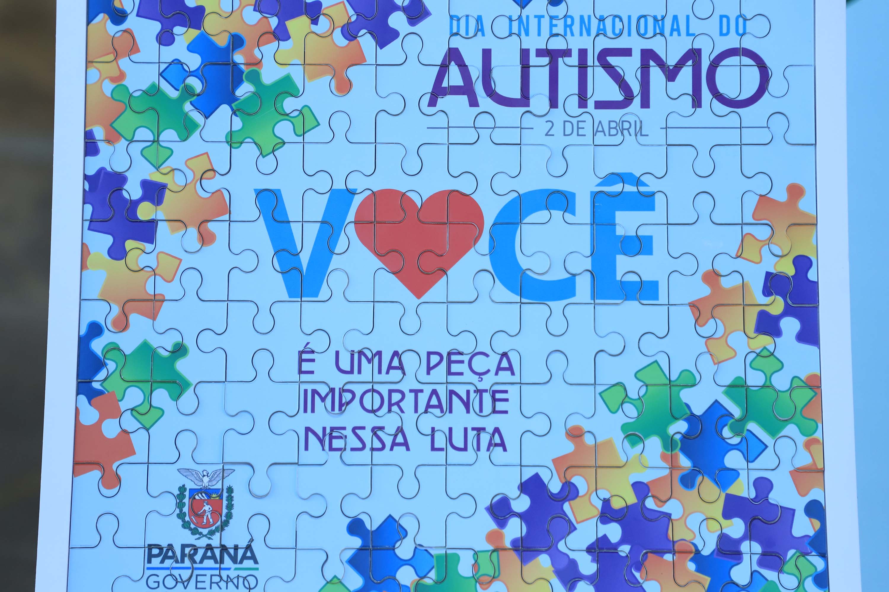 Noventa peças formam o quebra-cabeça que uniu autoridades do Paraná em prol da conscientização sobre o Transtorno do Espectro Autista, nesta segunda-feira (5). Em uma ação organizada pela Superintendência Geral de Ação Solidária do Governo do Estado (SGAS), o governador Carlos Massa Ratinho Junior, secretários de Estado e chefes de outros poderes compareceram ao Palácio Iguaçu para montarem uma peça do mosaico que serve de metáfora para a complexidade do autismo.Foto: Jose Fernando Ogura/AEN