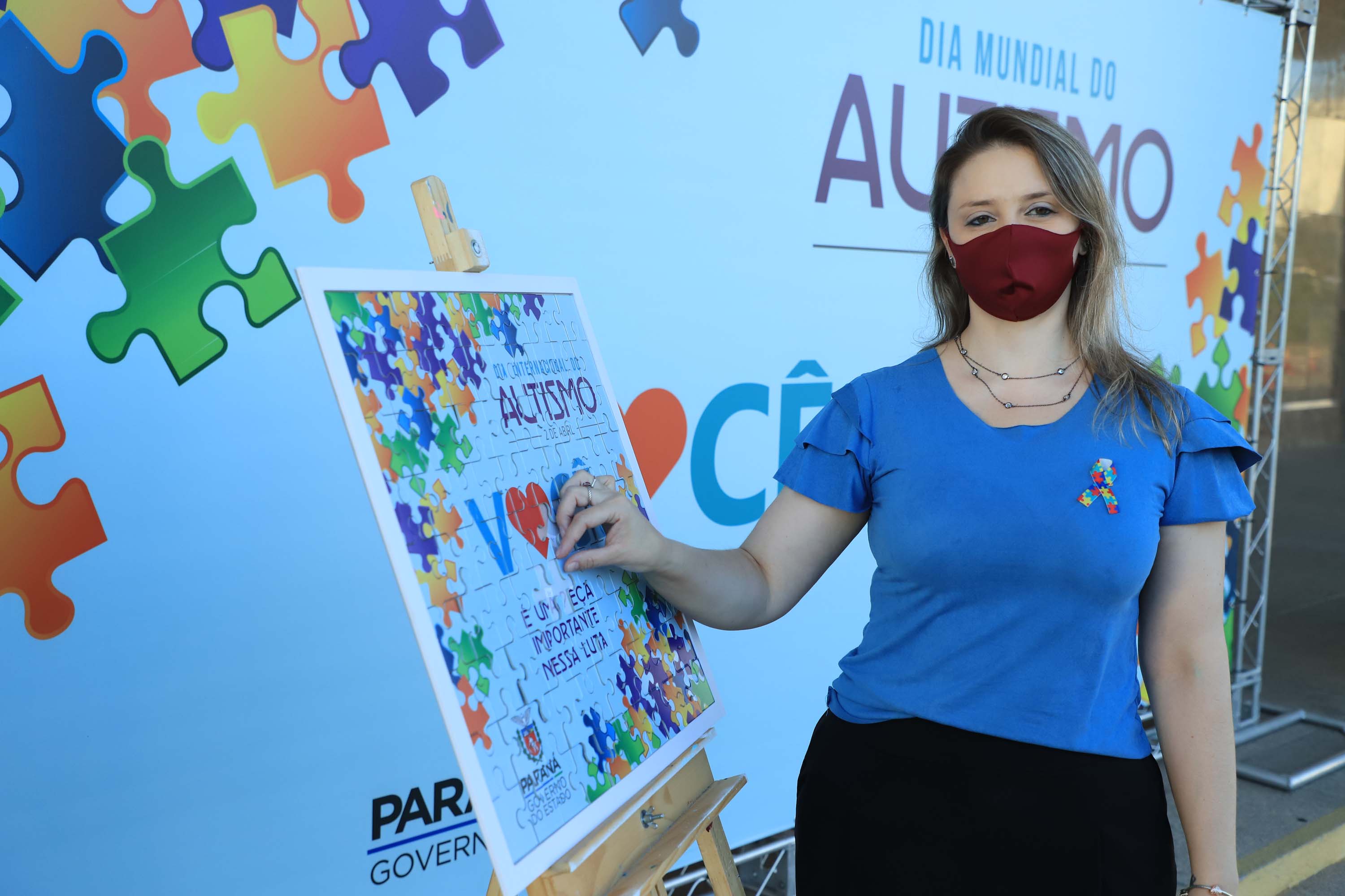Noventa peças formam o quebra-cabeça que uniu autoridades do Paraná em prol da conscientização sobre o Transtorno do Espectro Autista, nesta segunda-feira (5). Em uma ação organizada pela Superintendência Geral de Ação Solidária do Governo do Estado (SGAS), o governador Carlos Massa Ratinho Junior, secretários de Estado e chefes de outros poderes compareceram ao Palácio Iguaçu para montarem uma peça do mosaico que serve de metáfora para a complexidade do autismo.Foto: Jose Fernando Ogura/AEN