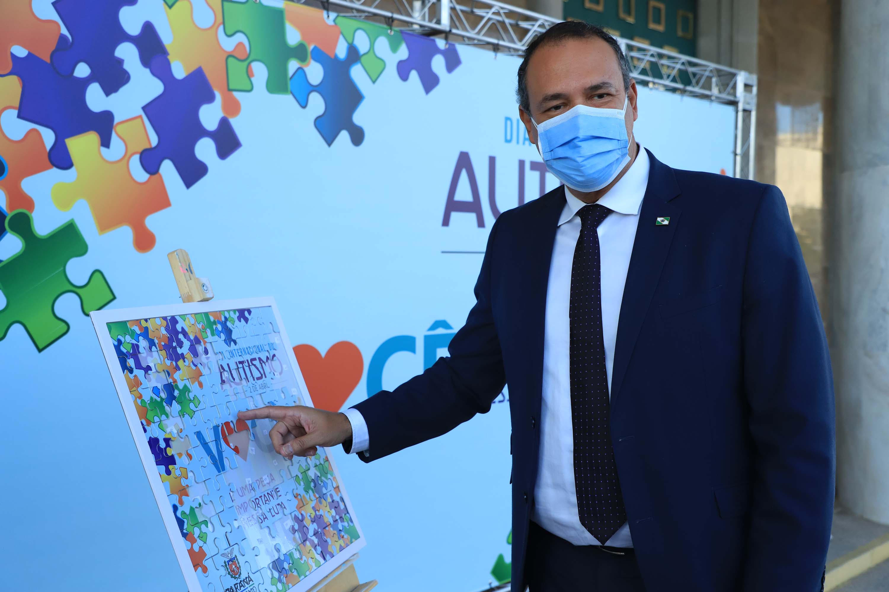 Noventa peças formam o quebra-cabeça que uniu autoridades do Paraná em prol da conscientização sobre o Transtorno do Espectro Autista, nesta segunda-feira (5). Em uma ação organizada pela Superintendência Geral de Ação Solidária do Governo do Estado (SGAS), o governador Carlos Massa Ratinho Junior, secretários de Estado e chefes de outros poderes compareceram ao Palácio Iguaçu para montarem uma peça do mosaico que serve de metáfora para a complexidade do autismo.Foto: Jose Fernando Ogura/AEN