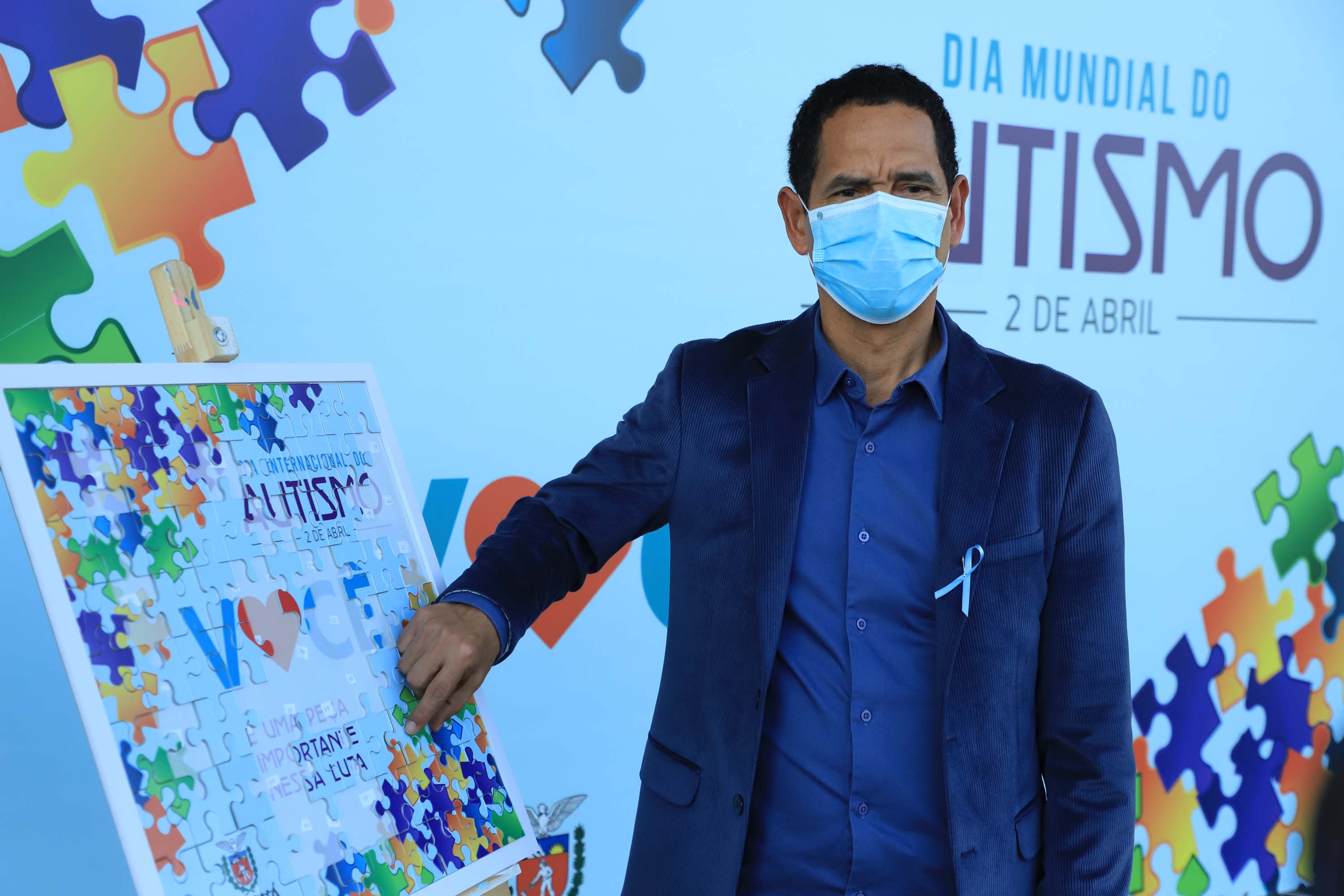 Noventa peças formam o quebra-cabeça que uniu autoridades do Paraná em prol da conscientização sobre o Transtorno do Espectro Autista, nesta segunda-feira (5). Em uma ação organizada pela Superintendência Geral de Ação Solidária do Governo do Estado (SGAS), o governador Carlos Massa Ratinho Junior, secretários de Estado e chefes de outros poderes compareceram ao Palácio Iguaçu para montarem uma peça do mosaico que serve de metáfora para a complexidade do autismo.Foto: Jose Fernando Ogura/AEN