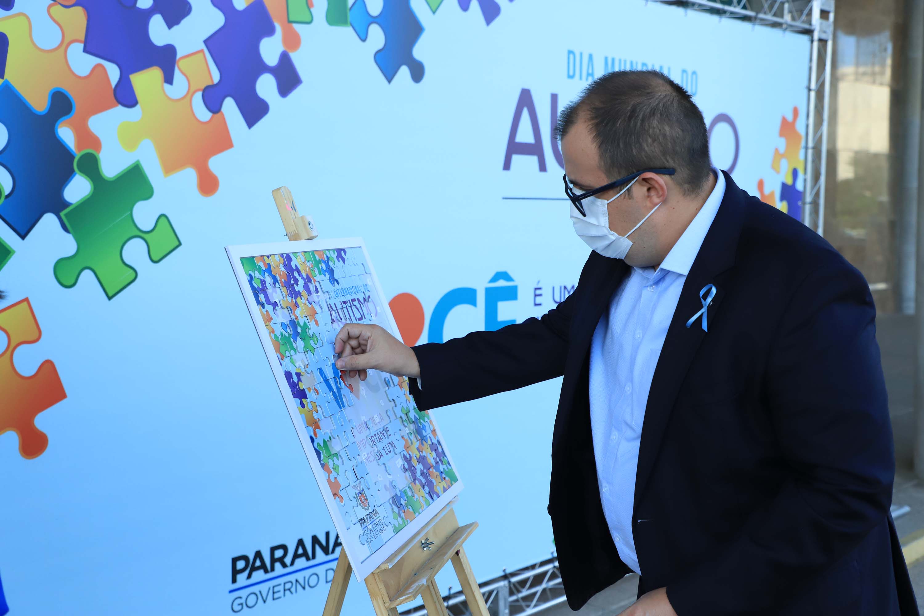 Noventa peças formam o quebra-cabeça que uniu autoridades do Paraná em prol da conscientização sobre o Transtorno do Espectro Autista, nesta segunda-feira (5). Em uma ação organizada pela Superintendência Geral de Ação Solidária do Governo do Estado (SGAS), o governador Carlos Massa Ratinho Junior, secretários de Estado e chefes de outros poderes compareceram ao Palácio Iguaçu para montarem uma peça do mosaico que serve de metáfora para a complexidade do autismo.Foto: Jose Fernando Ogura/AEN