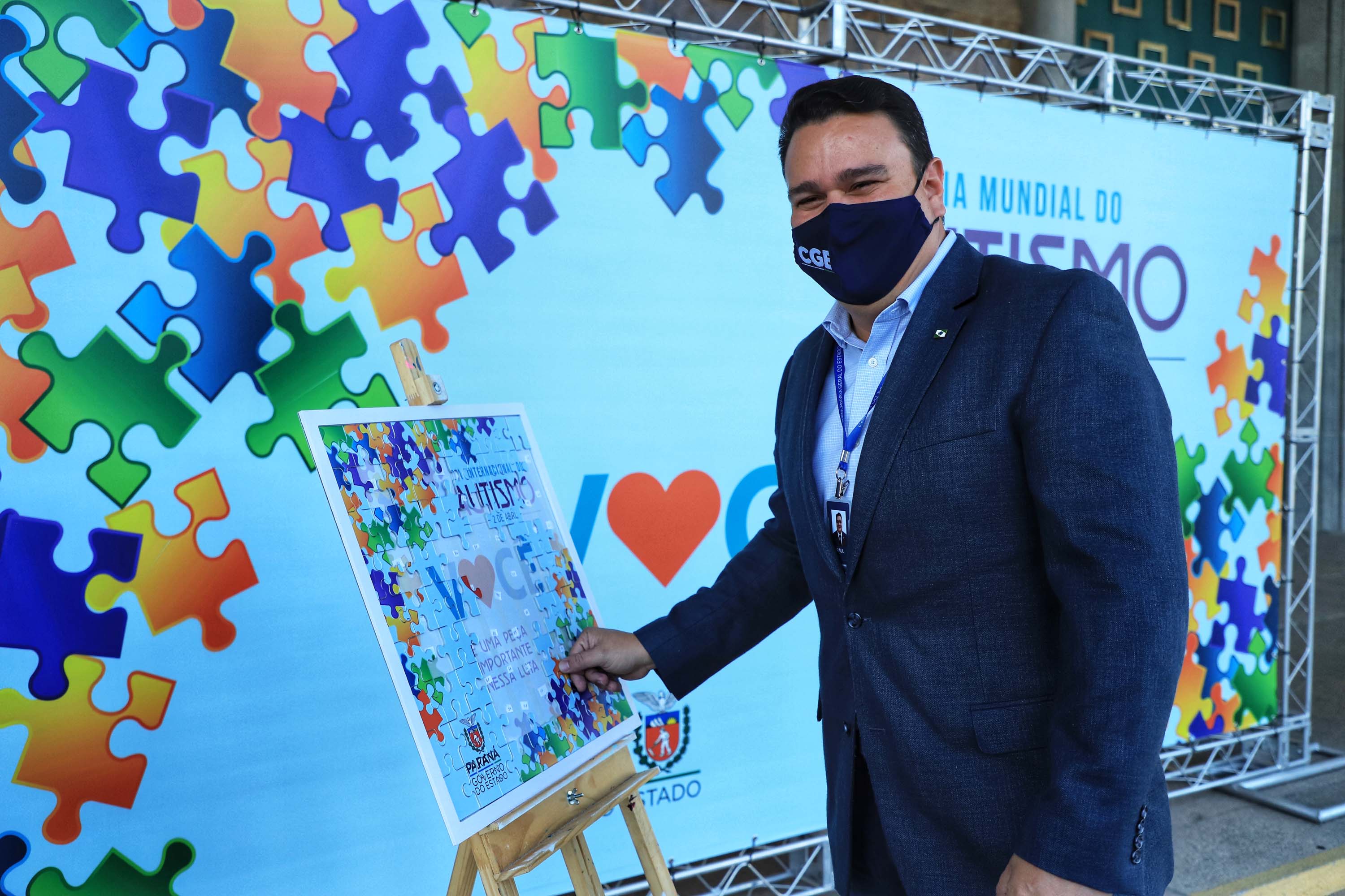 Noventa peças formam o quebra-cabeça que uniu autoridades do Paraná em prol da conscientização sobre o Transtorno do Espectro Autista, nesta segunda-feira (5). Em uma ação organizada pela Superintendência Geral de Ação Solidária do Governo do Estado (SGAS), o governador Carlos Massa Ratinho Junior, secretários de Estado e chefes de outros poderes compareceram ao Palácio Iguaçu para montarem uma peça do mosaico que serve de metáfora para a complexidade do autismo.Foto: Jose Fernando Ogura/AEN