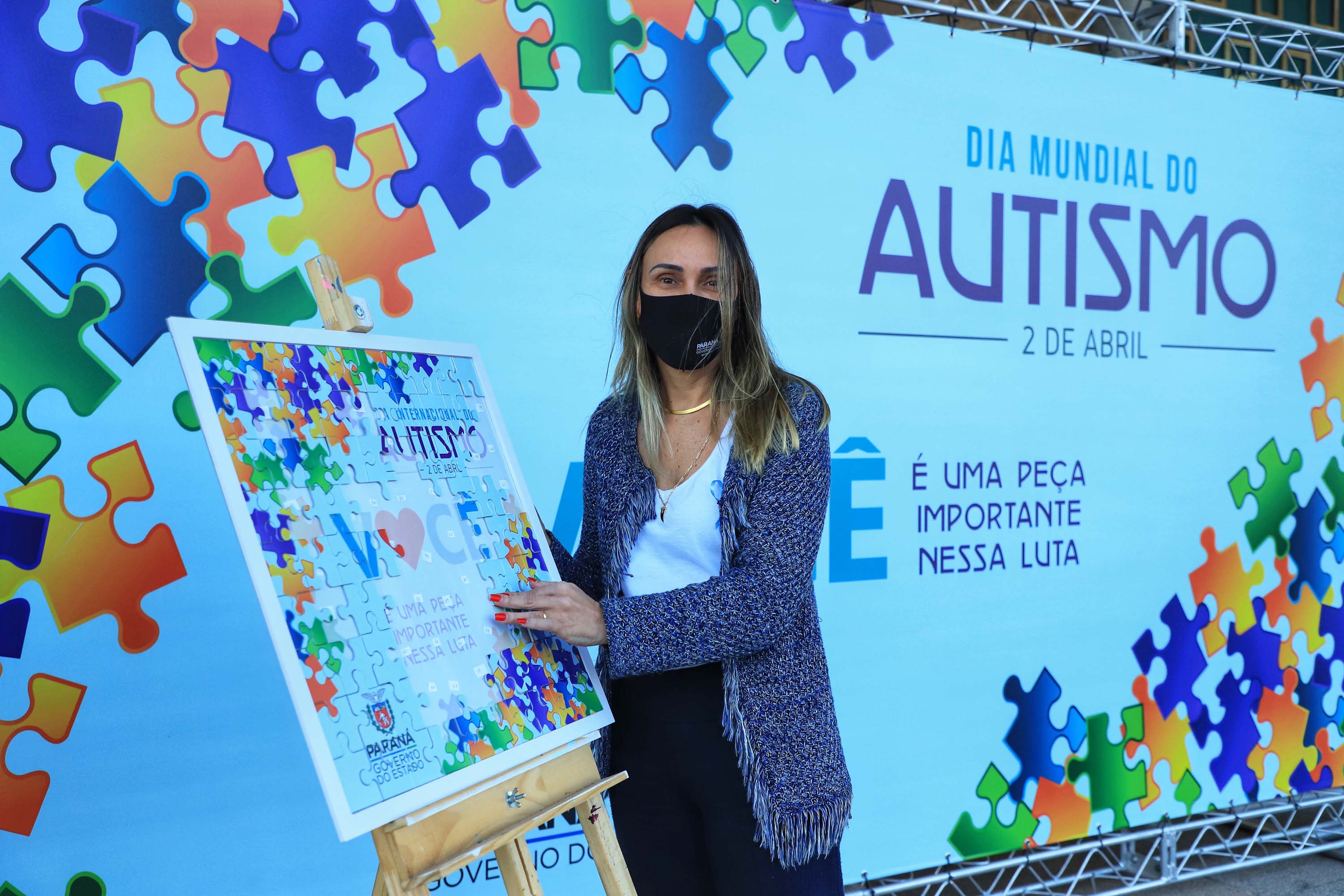 Noventa peças formam o quebra-cabeça que uniu autoridades do Paraná em prol da conscientização sobre o Transtorno do Espectro Autista, nesta segunda-feira (5). Em uma ação organizada pela Superintendência Geral de Ação Solidária do Governo do Estado (SGAS), o governador Carlos Massa Ratinho Junior, secretários de Estado e chefes de outros poderes compareceram ao Palácio Iguaçu para montarem uma peça do mosaico que serve de metáfora para a complexidade do autismo.Foto: Jose Fernando Ogura/AEN