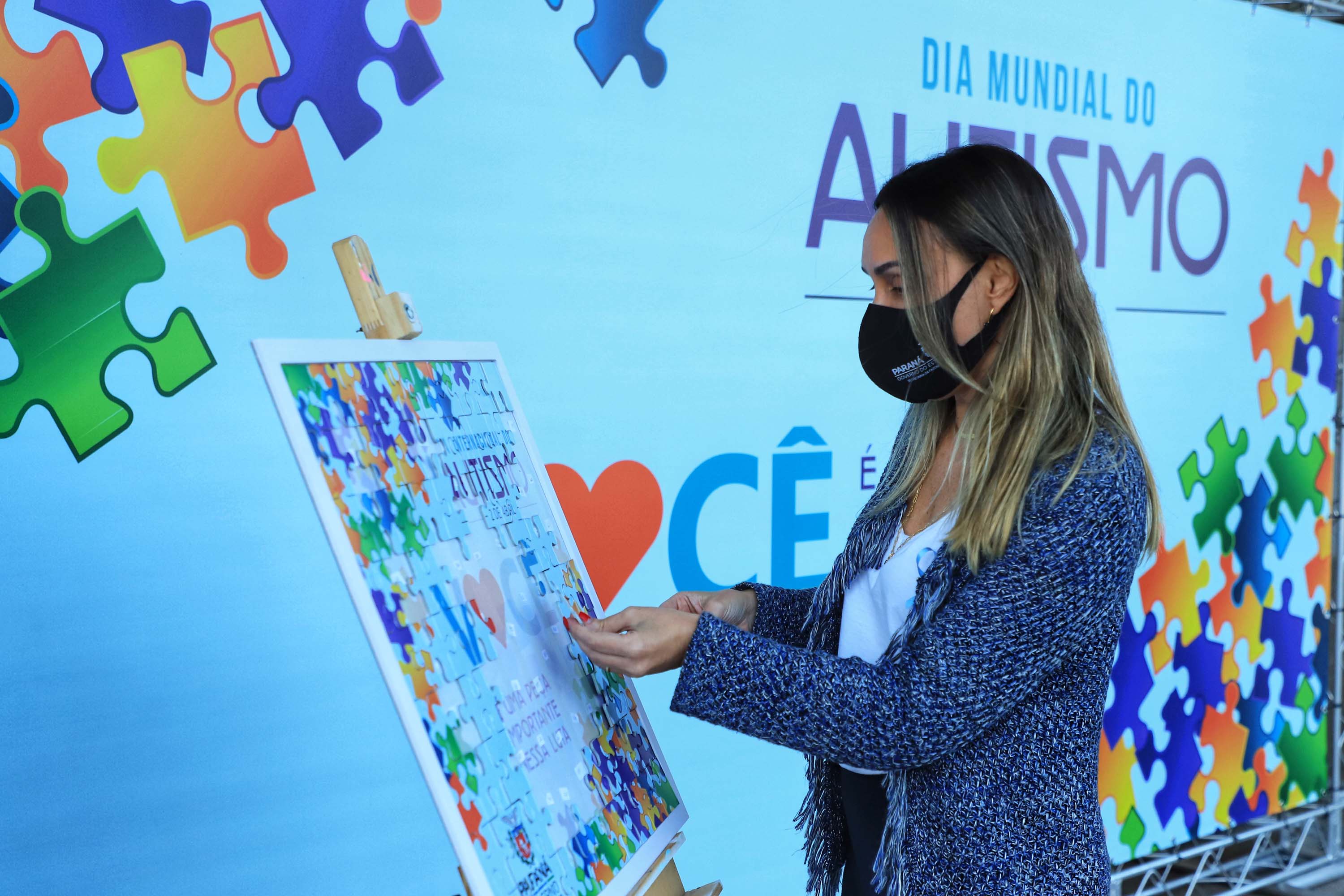 Noventa peças formam o quebra-cabeça que uniu autoridades do Paraná em prol da conscientização sobre o Transtorno do Espectro Autista, nesta segunda-feira (5). Em uma ação organizada pela Superintendência Geral de Ação Solidária do Governo do Estado (SGAS), o governador Carlos Massa Ratinho Junior, secretários de Estado e chefes de outros poderes compareceram ao Palácio Iguaçu para montarem uma peça do mosaico que serve de metáfora para a complexidade do autismo.Foto: Jose Fernando Ogura/AEN