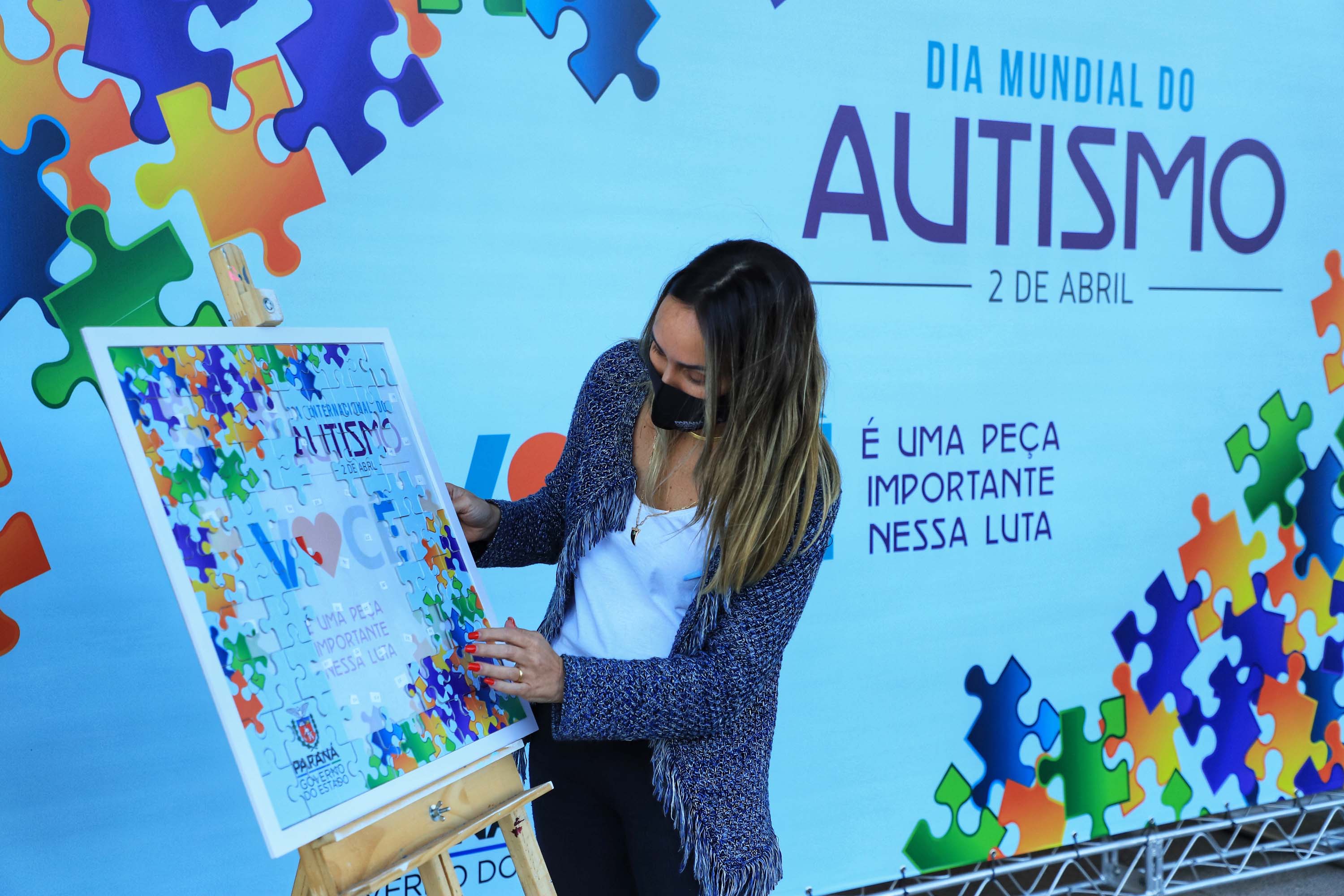 Noventa peças formam o quebra-cabeça que uniu autoridades do Paraná em prol da conscientização sobre o Transtorno do Espectro Autista, nesta segunda-feira (5). Em uma ação organizada pela Superintendência Geral de Ação Solidária do Governo do Estado (SGAS), o governador Carlos Massa Ratinho Junior, secretários de Estado e chefes de outros poderes compareceram ao Palácio Iguaçu para montarem uma peça do mosaico que serve de metáfora para a complexidade do autismo.Foto: Jose Fernando Ogura/AEN
