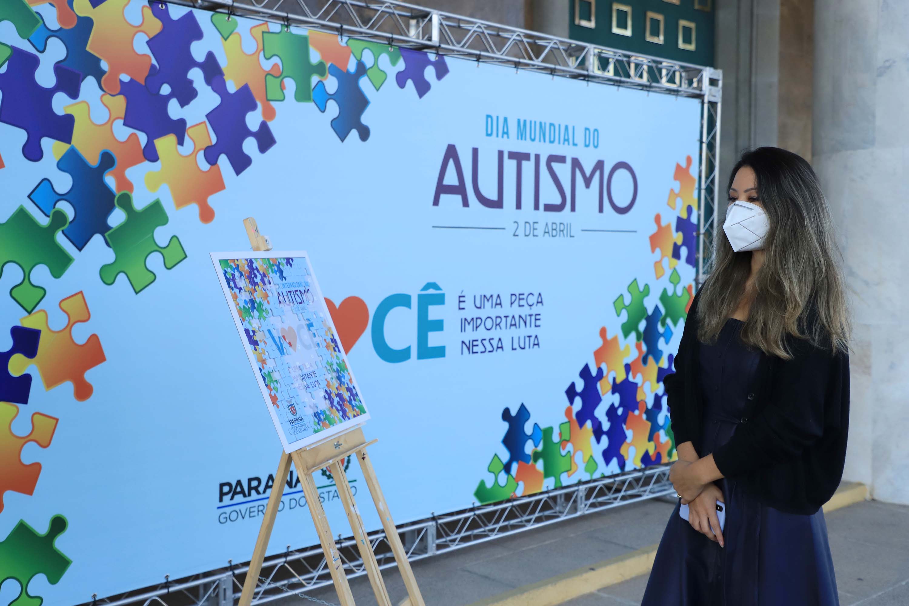 Noventa peças formam o quebra-cabeça que uniu autoridades do Paraná em prol da conscientização sobre o Transtorno do Espectro Autista, nesta segunda-feira (5). Em uma ação organizada pela Superintendência Geral de Ação Solidária do Governo do Estado (SGAS), o governador Carlos Massa Ratinho Junior, secretários de Estado e chefes de outros poderes compareceram ao Palácio Iguaçu para montarem uma peça do mosaico que serve de metáfora para a complexidade do autismo.Foto: Jose Fernando Ogura/AEN